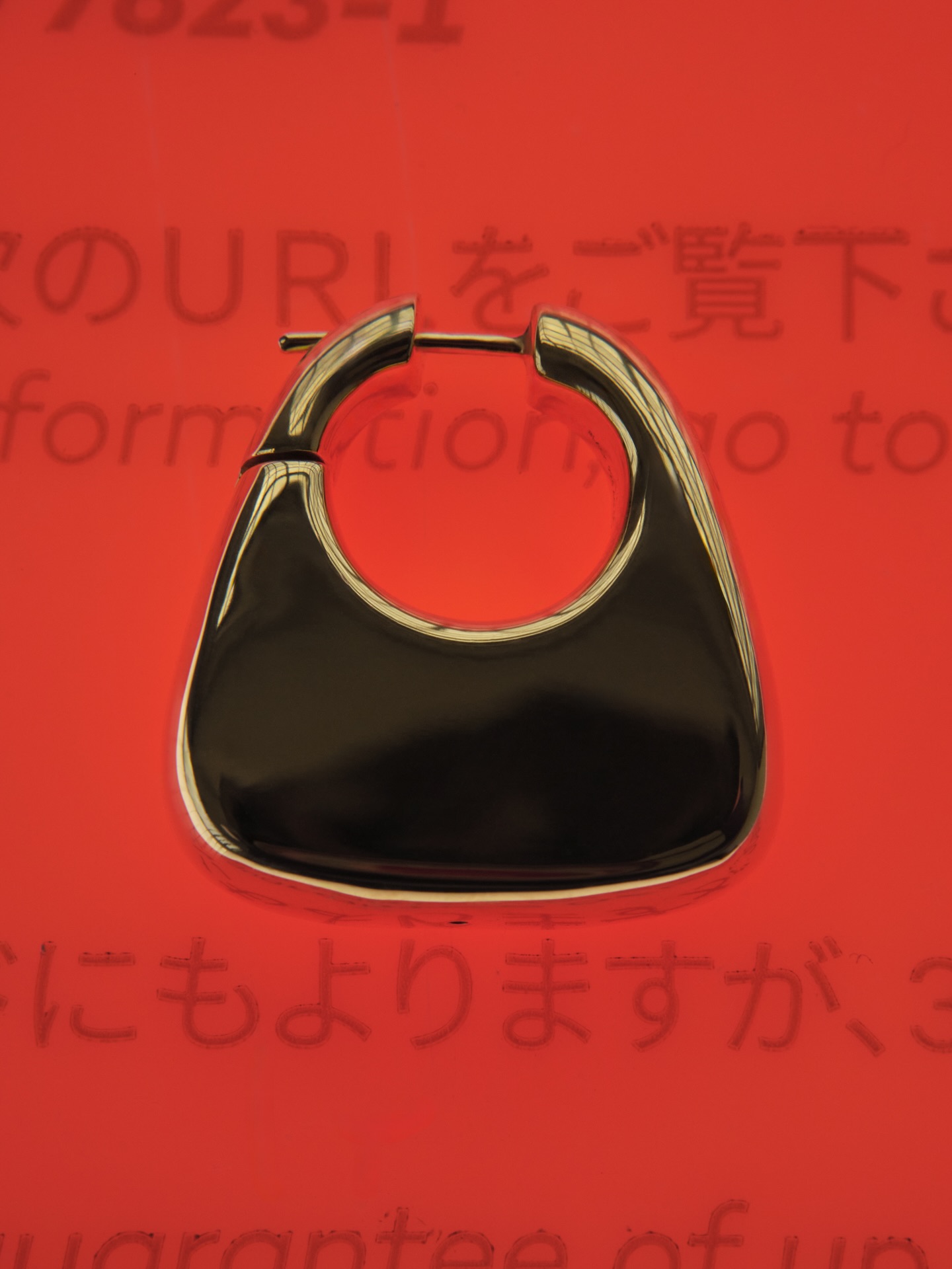 This holiday, gifting becomes an art.
Maria Black collaborates with manga artist Yukinaga Yamada to capture the holiday season through
expressive illustration and crafted design. Each piece, each package, and each gesture is carefully
considered – transforming gifting into an art.