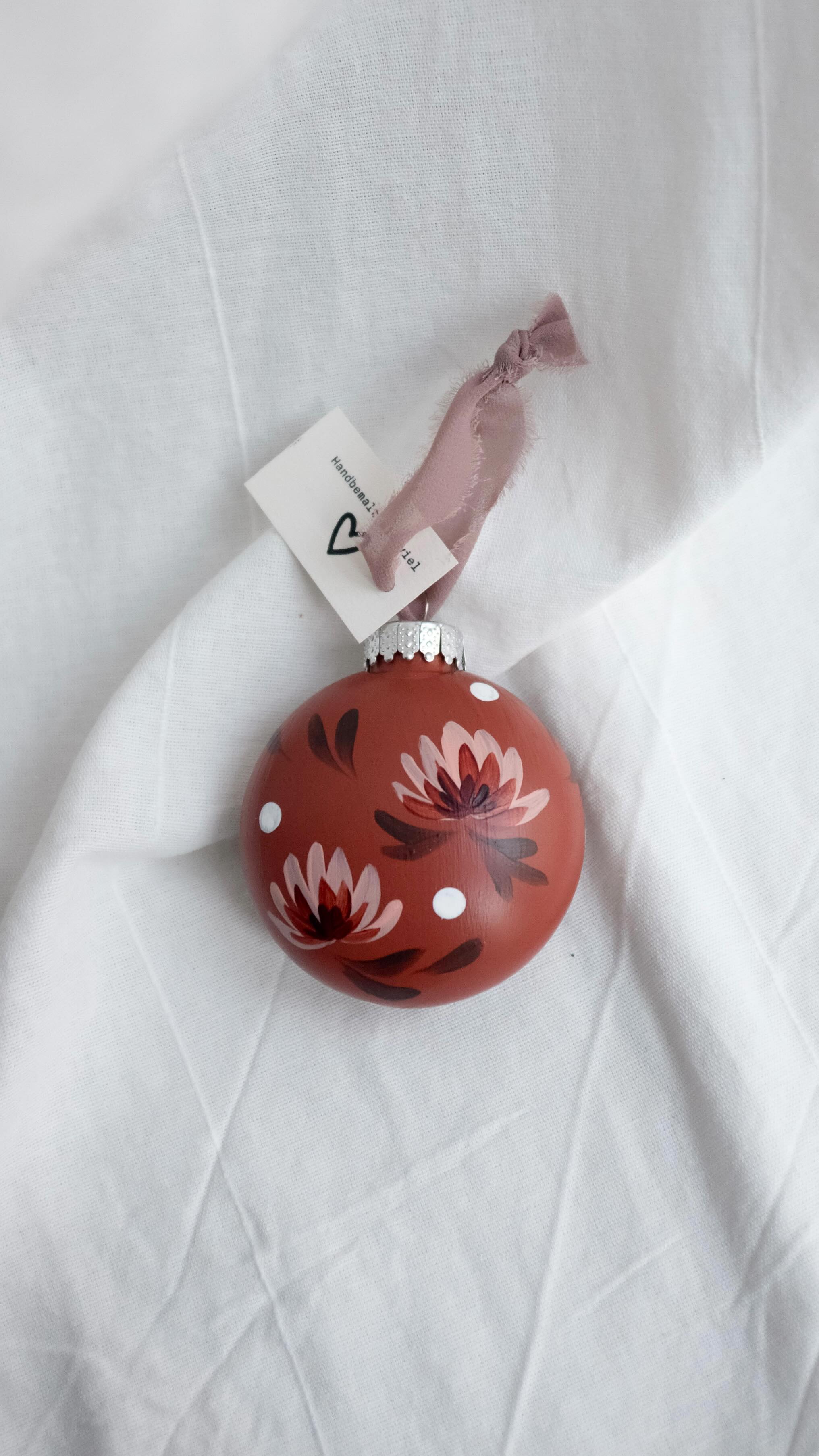 are you ready for handpainted christmas baubles? now available online ✨ link in bio
#weihnachten2025 #weihnachtskugeln #handpainted #christmasbaubles #christmasornaments #christmas #deaign #art #handmade #illustration #flowers