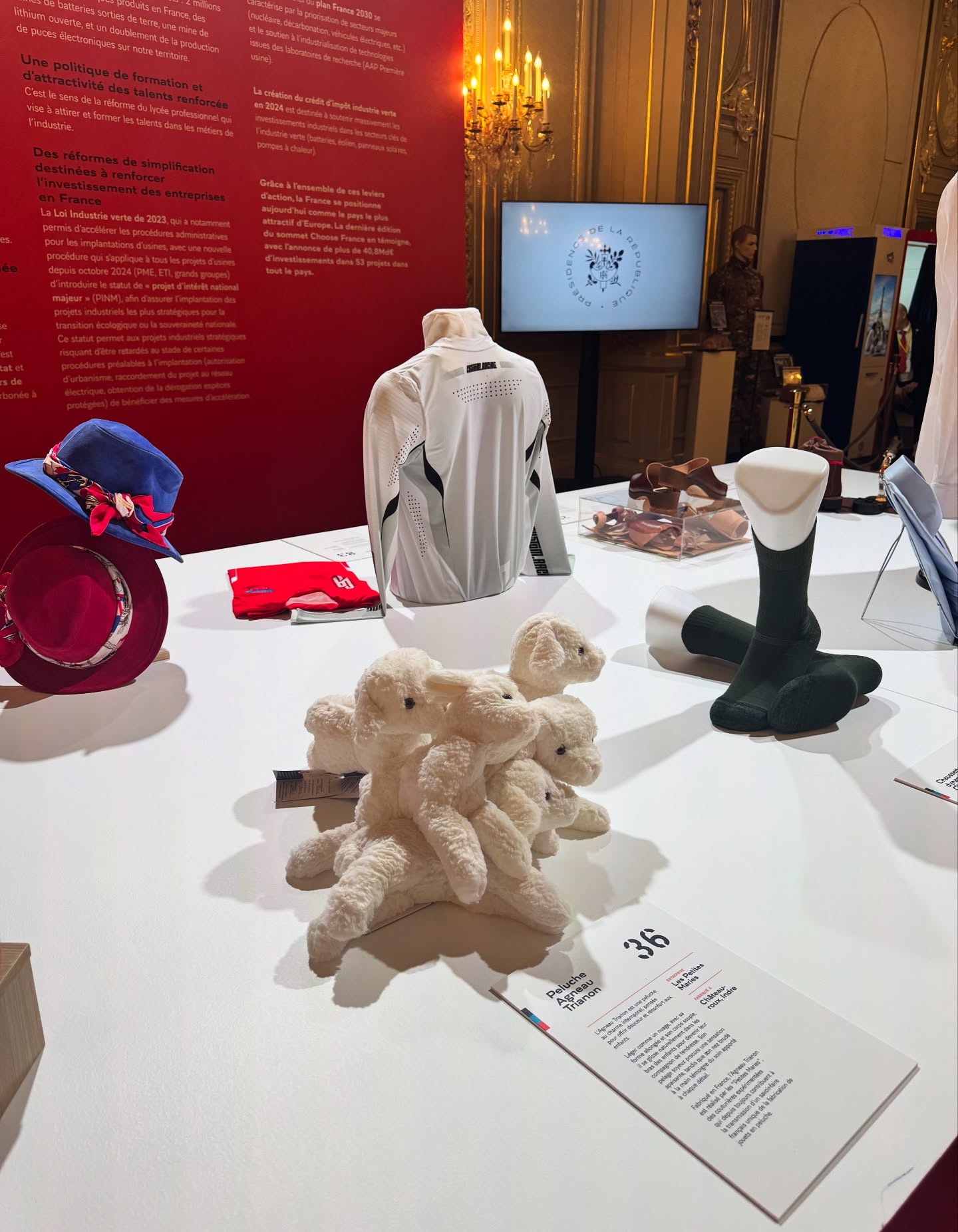 🇫🇷✨ Une fierté immense 🧸
LAURÉAT de la GRANDE EXPOSITION DU FABRIQUÉ FRANÇAIS À L’ÉLYSÉE
Décidément une belle et intense semaine pour notre entreprise berrichonne !
Notre petit agneau Trianon a été lauréat de la Grande Exposition du Fabriqué en France à l’Élysée qui se déroule ce wee-end au Palais de l’Élysée … et quelle émotion de voir notre savoir-faire mis en lumière au cœur même de ce lieu chargé d’histoire !