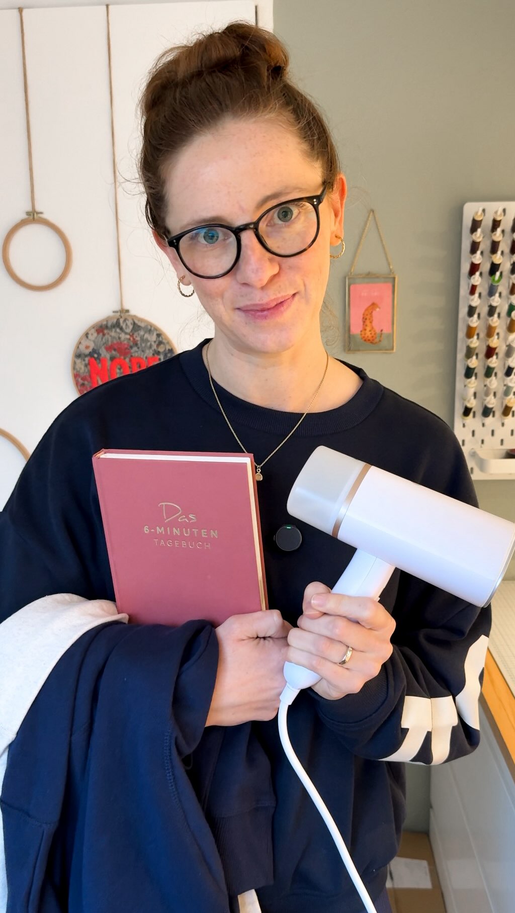 🚨Wenn du in der Black Week nur eine Empfehlungsliste brauchst, dann diese. 𝚆𝚎𝚛𝚋𝚞𝚗𝚐
Ich habe euch meine fünf Amazon Must-Haves unter 50 € zusammengestellt – Produkte, die sich bei mir wirklich bewährt haben und die ich im Alltag und beim Nähen ständig nutze. Vom schnellen Finish mit dem Steamer bis hin zu typgerechtem Alltagsmakeup und meinem kleinen Fokus-Ritual: Das sind genau die Dinge, die mir Zeit sparen, Ordnung bringen oder mich einfach besser durch den Tag begleiten.
Falls ihr euch eines davon schon länger holen wolltet:
Die Black Week ist der beste Zeitpunkt, weil die meisten Produkte deutlich reduziert sind.
Kommentiert LINK, dann schicke ich euch die komplette Liste direkt zu. Affiliate Link
Alle Black Week Angebote findet ihr auch in meiner Bio.