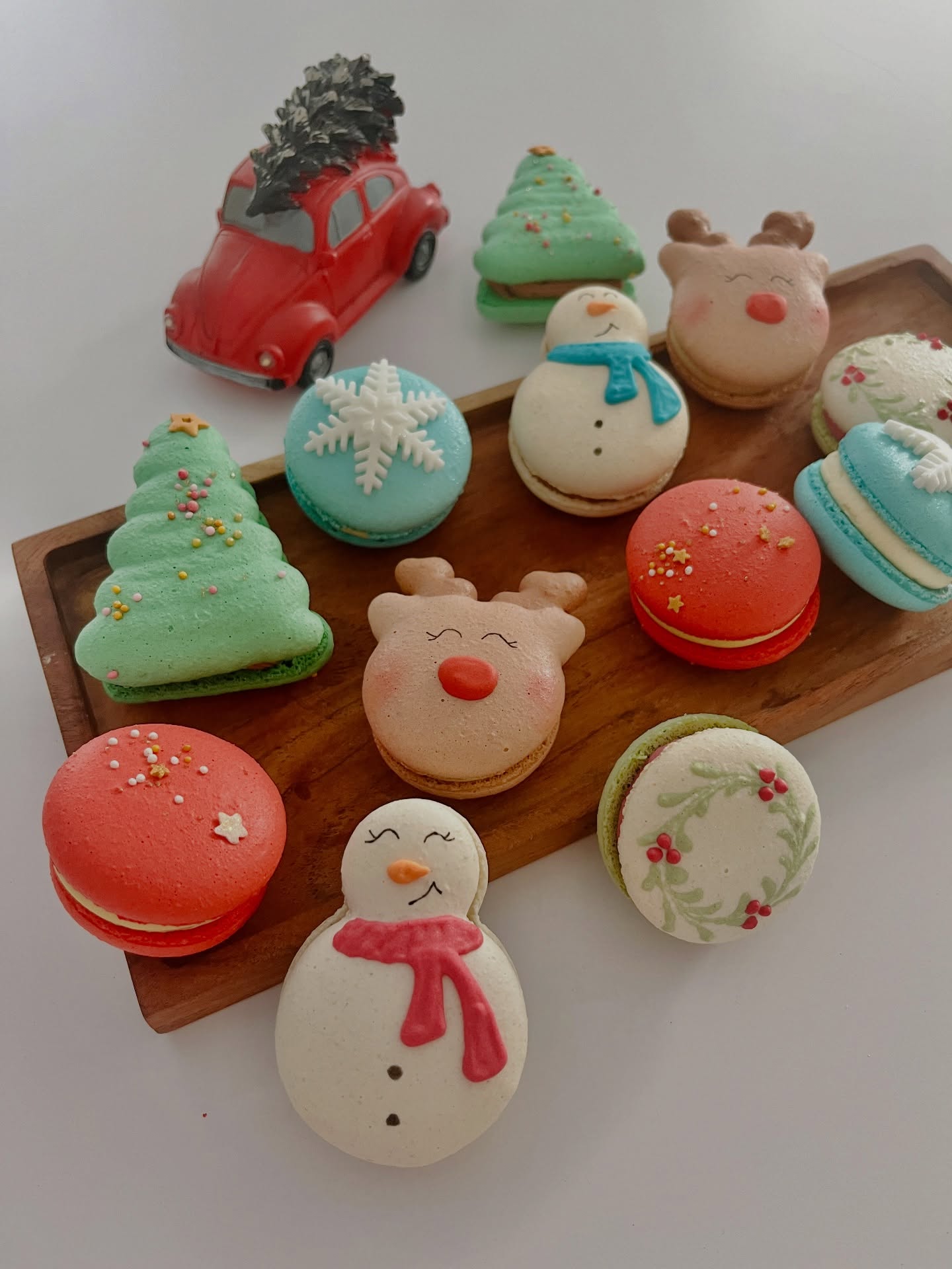 Het is bijna zover… binnen een maandje vieren we alweer kerst! ⛄️
Ben je nog op zoek naar een origineel dessert of iets lekkers voor bij de koffie? Zoek dan niet verder!
🎄Macaronbox met 12 macarons in kerstthema in 5 smaken - 25 euro
🎄Macaron kerstkrans bueno/melkchocolade of framboos/witte chocolade - 30 euro
Ophalen kan op dinsdag 23/12 tussen 16 en 18 uur of woensdag 24/12 tussen 10 en 12 uur. Reserveren kan door me een berichtje te sturen. Wacht niet te lang, want de voorraad is beperkt! 🦌