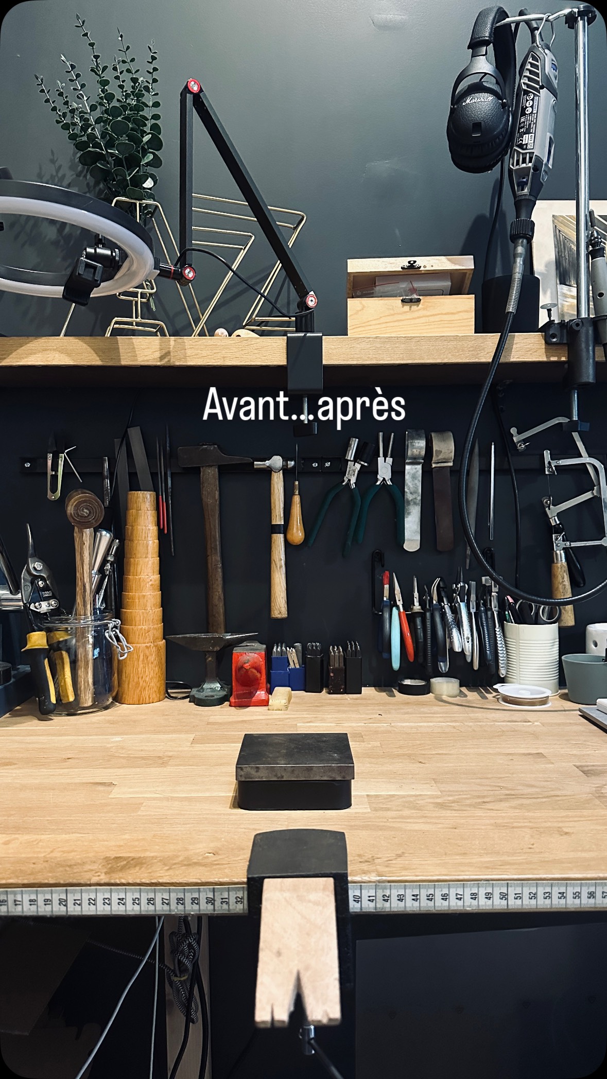 Je ne range jamais mon atelier entre deux étages de fabrication d’un bijou… c’est vite le bazar, mais c’est ma manière de travailler, de m’y retrouver !
Voici un avant…après de mon atelier lors de la fabrication d’un bracelet personnalisé 😉
#amoodz #atelierdebijoutier #fabricationartisanalefrançaise #bijouxcreateur #bijouxfaitmain #amoodzbijoux