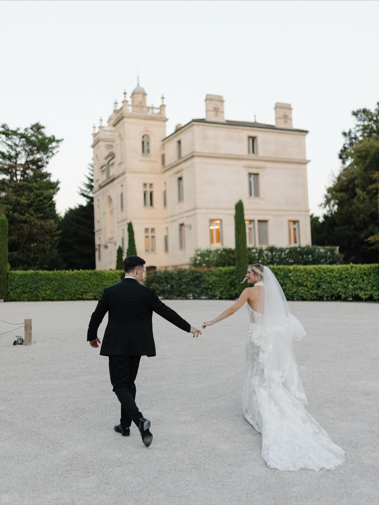 Manon et Louis ✨
👰🏼♀️ @manon_aghavnie
🤵🏻♂️ @louis_lafargue
📸 @specialmoment_wedding
🪄 @onetime.wedding
📍 @lechateaudestroisfontaines
👨🏻🍳 @maison_nans
🌸 @okissweddingdesign
🎧 @charly_ettedgui
🎷 @warren_sax
🎻 @fabrice_violoniste
🧁 @monsieurchou
💄 @ag_makeup_artist_
💇🏼♀️ @leahair__