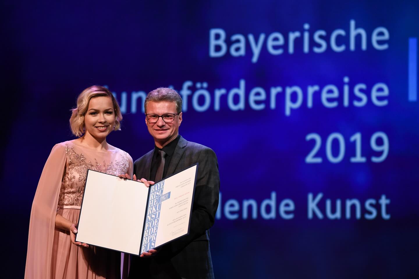 Facebook reminded me that it has been six years since I was awarded the Bavarian Art Prize by the Bavarian State ministry. My pianist @ewadanilewska and I had the immense honour to also perform at the award ceremony held at the beautiful Cuvilliés theater. Congratulations to this years very deserving winners, amongst them my two wonderful colleagues @esierramezzo and @granit_musliu
#opera #operasingersofinstagram #singer #soprano #mirjammesak #award #ceremony #bavaria #kunstförderpreis #münchen