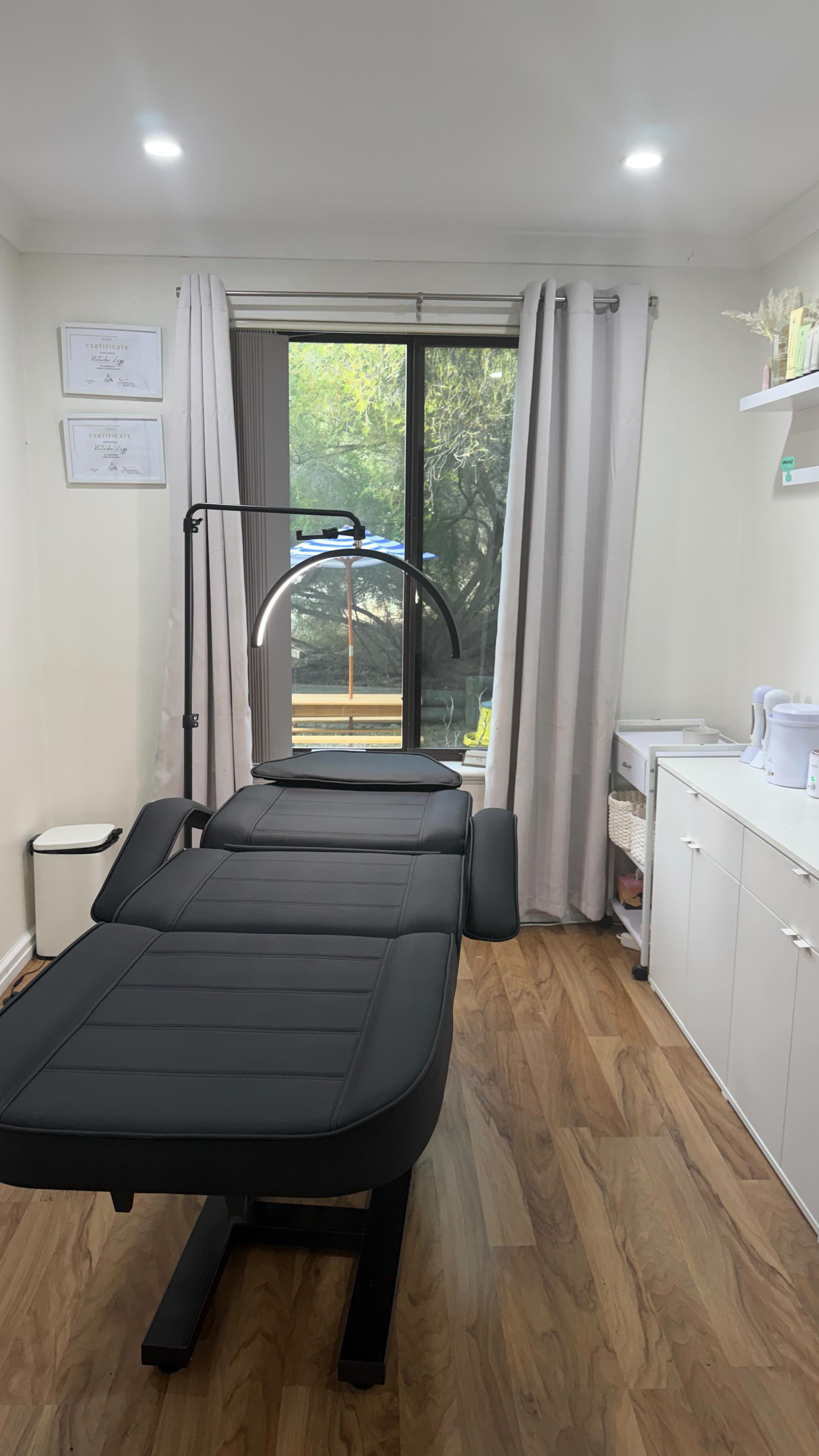 New bed vibes! 💆🏻♀️
I have been wanting this bed since I opened! Fully adjustable and now ready for your enjoyment 💛
For now - enjoy this reel of me putting it together with the most non explanatory instructions known to man 😅