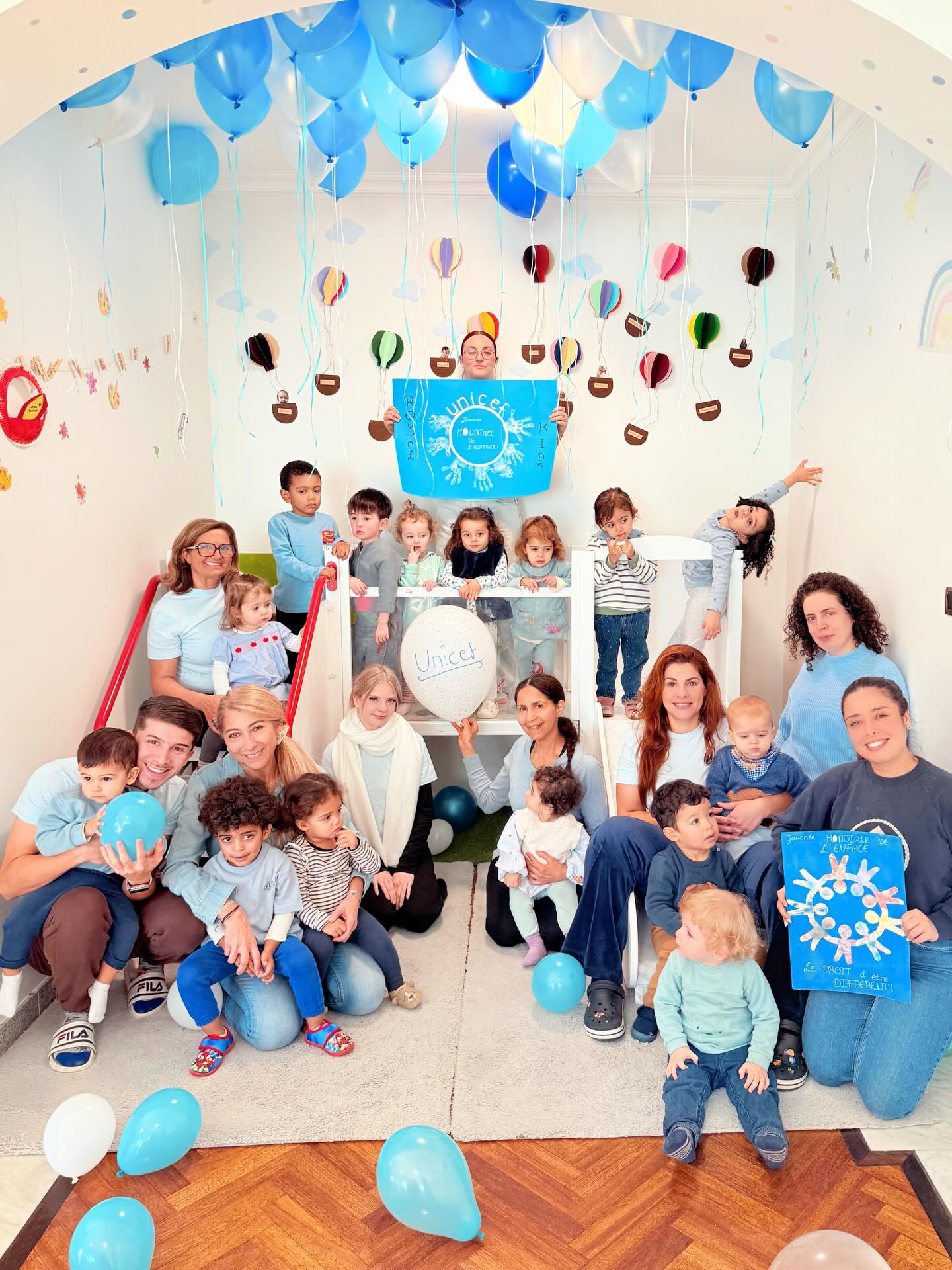 đJournĂ©e Mondiale de lâEnfant Go Blue avec @unicefluxembourg đ
đWeltkannedag Go Blue mat @unicefluxembourg đ
Aujourdâhui, le 20 novembre, Royal Kids Luxembourg se mobilise pour rappeler lâimportance des droits de chaque enfant. đ
Haut, den 20. November, setzt Royal Kids Luxembourg e staarkt Zeechen fir dâRechter vun all Kand.đ
Dans notre crĂšche et foyer de jour, oĂč nous accueillons des enfants de 0 Ă 12 ans, lâinclusion fait partie de notre identitĂ©. Chaque enfant mĂ©rite dâĂȘtre protĂ©gĂ©, respectĂ© et accompagnĂ© avec bienveillance.đ
An eiser CrĂšche a Foyer de Jour fir Kanner vu 0 bis 12 Joer ass InklusivitĂ©it e feste Bestanddeel vun eisem Projet. All Kand verdĂ©ngt Schutz, Respekt a LĂ©ift.đ
Pour cĂ©lĂ©brer cette journĂ©e, nous avons rĂ©alisĂ© plusieurs activitĂ©s avec les enfants afin de leur expliquer, de maniĂšre simple et ludique, pourquoi cette journĂ©e est importante et quels sont leurs droits.đ
Fir dĂ«sen Dag ze feieren, hu mir verschidde Spiller an AktivitĂ©iten gemaach, fir de Kanner op eng spilleresch Aart ze weisen, firwat dĂ«sen Dag wichteg ass a wĂ©i eng Rechter si hunn.đ
En signe de soutien Ă UNICEF Luxembourg, nous avons Ă©galement illuminĂ© notre bĂątiment en bleu et affichĂ© la mission dâUNICEF sur notre Ă©cran extĂ©rieur.đ
Als Zeeche vun eiser ĂnnerstĂ«tzung fir UNICEF Luxembourg hu mir eist Gebai a blo beliicht an op eisem baussenzege Bildschierm dâAarbecht an dâMissioun vun UNICEF gewisen.đ
En rejoignant le mouvement #GoBlue, nous affirmons que les droits des enfants doivent ĂȘtre protĂ©gĂ©s et honorĂ©s chaque jour.đ
Mat der Aktioun #GoBlue weise mir, datt dâRechter vun de Kanner all Dag solle respektĂ©iert a geschĂŒtzt ginn.đ
đ Construisons ensemble un monde oĂč chaque enfant grandit en sĂ©curitĂ©, avec respect, dignitĂ© et amour.
đ Loosst eis zesummen eng Welt opbauen, an dĂ€r all Kand mat SĂ©cherheet, Respekt, WĂ€ertschĂ€tzung a LĂ©ift oplĂ©ise kann.
#GoBlue #UNICEFLuxembourg #JournéeMondialeDeLEnfant Weltkannedag RoyalKidsLuxembourg Inclusion Kannerrechter