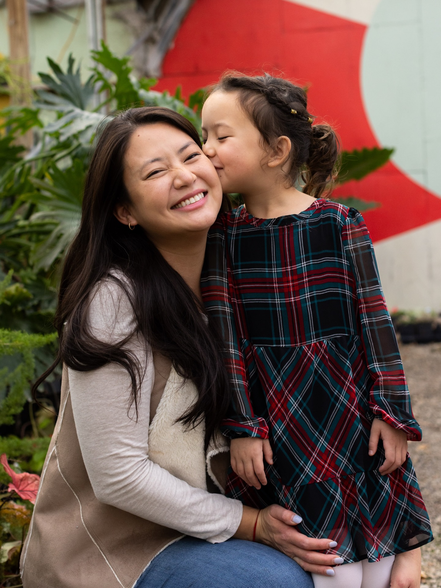 Rosie asked for a glamour shot and I’d say she nailed it. 💅🏼🐕
Love this Treanor fam! 🍁