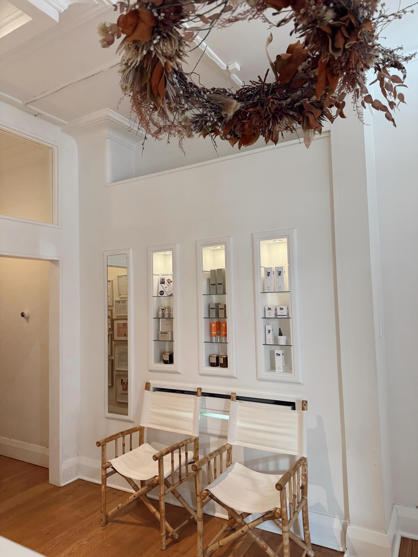 Friendly Reminder,
As we head into our busiest time of the year, we kindly ask that you please arrive on time for your appointment. Town is extra busy right now, so allowing a little extra travel time can really help.
We completely understand that unexpected things can happen, but late arrivals have a domino effect on the rest of our day and can cause delays for other clients.
Thank you so much for your understanding and for helping us keep everything running smoothly 🤍