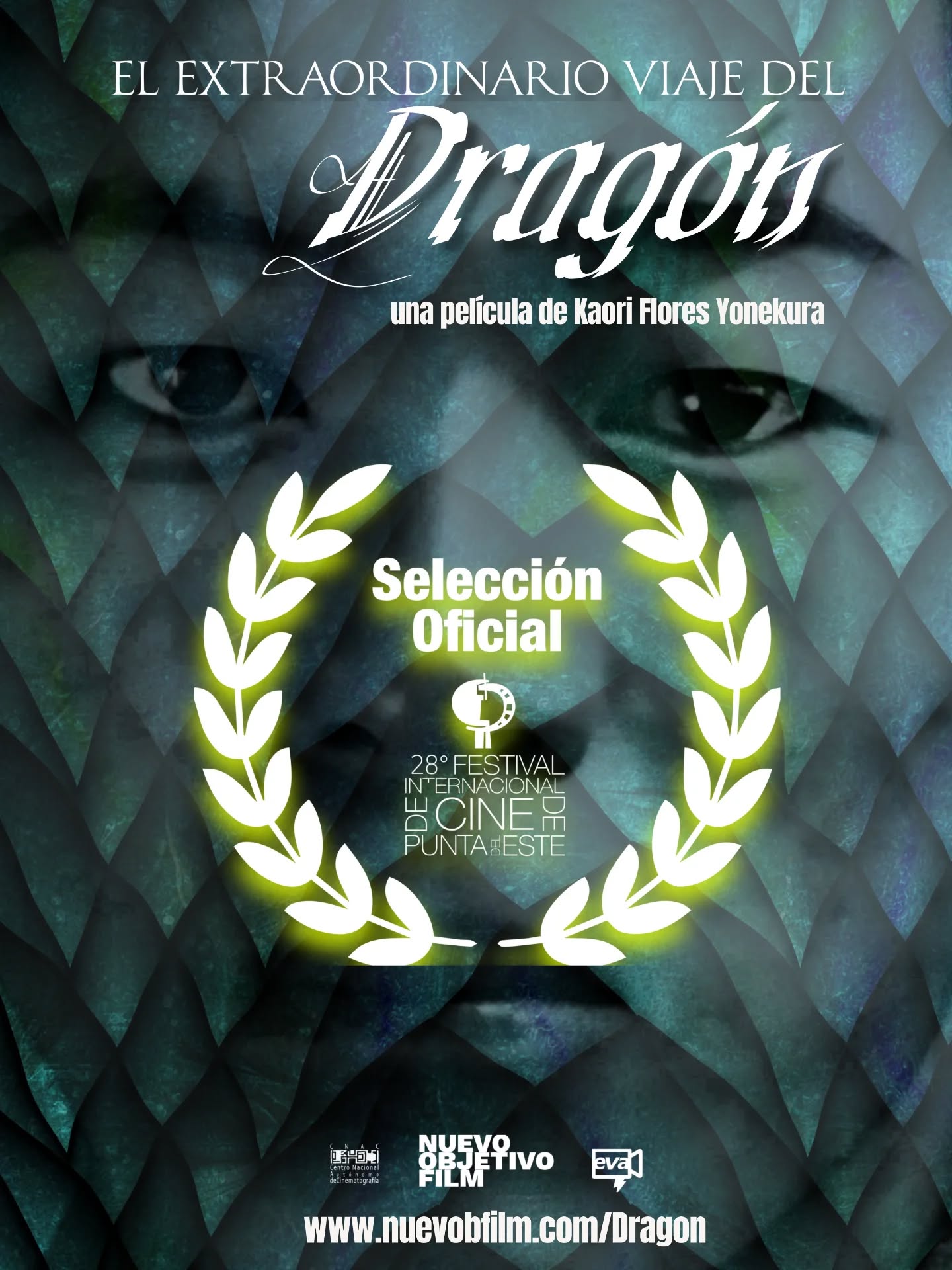 "El Extraordinario Viaje del Dragón" dirigido por Kaori Flores Yonekura @miss__nikkei es parte de la Selección Oficial de Películas Iberoamericanas del 28 edición del Festival Internacional de Cine de Punta del Este en Uruguay, que se realizará del 7 al 13 de febrero de 2026, compitiendo por el Premio Lobo Marino al Mejor Documental del Festival.
Esta selección se suma a otros logros que posicionan a la película en el panorama cinematográfico iberoamericano:
- Candidata a Premios #Goya2026 por Venezuela a Mejor Película Iberoamericana.
- Candidata a Premios Forqué 2025 a la Mejor Película Latinoamericana.
- Festival de la Crítica Cinematográfica de Caracas 2025. Ganadora del Premio del Jurado.
- Concurso Documental Andino Documenta 2025.
"El Extraordinario Viaje del Dragón" se adentra en la historia familiar de su directora, Kaori Flores Yonekura, a partir del tesoro de más de 900 fotografías de su tío abuelo, Yoshitomi Furuya. La trama narra la vida de Yoshitomi entre 1933 y 1945, desde Japón (al pie del Monte Fuji) hasta su paso por Perú, Venezuela y su eventual confinamiento como prisionero en Ocumare del Tuy durante la Segunda Guerra Mundial.
La figura mítica del Dragón emerge como una quimera que simboliza la adaptación y transformación del migrante. La película es un viaje visual sobre identidad, historia y el poder de la fotografía, explorando la resiliencia y la búsqueda de un lugar al que llamar hogar.