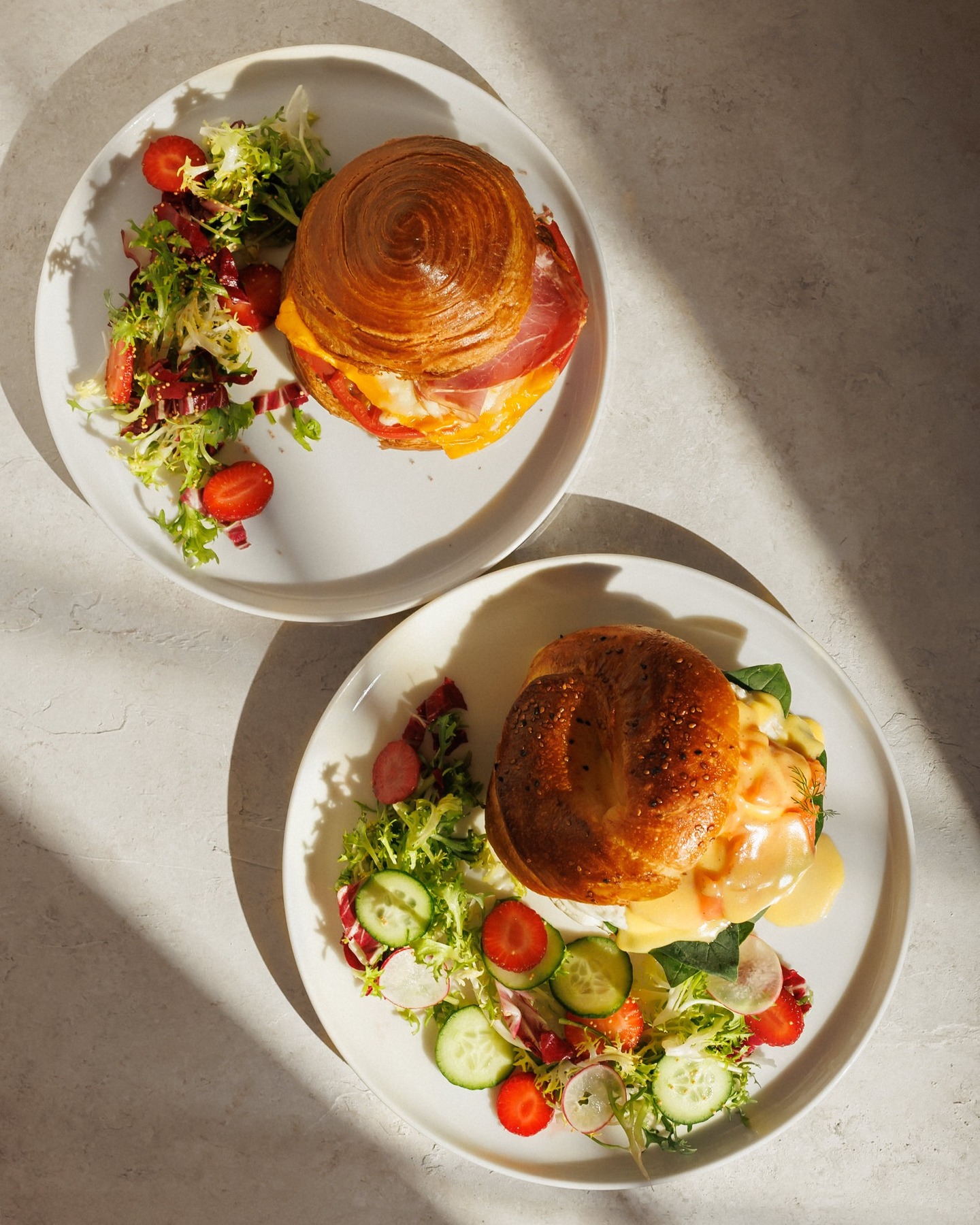 Kruvasan Sandviç; Tereyağlı kruvasanın kat kat dokusu, özenle seçilmiş malzemelerle buluşuyor.
Brunch ritüelinizi bir adım yukarı taşıyan seçkin bir lezzet. 🥐✨