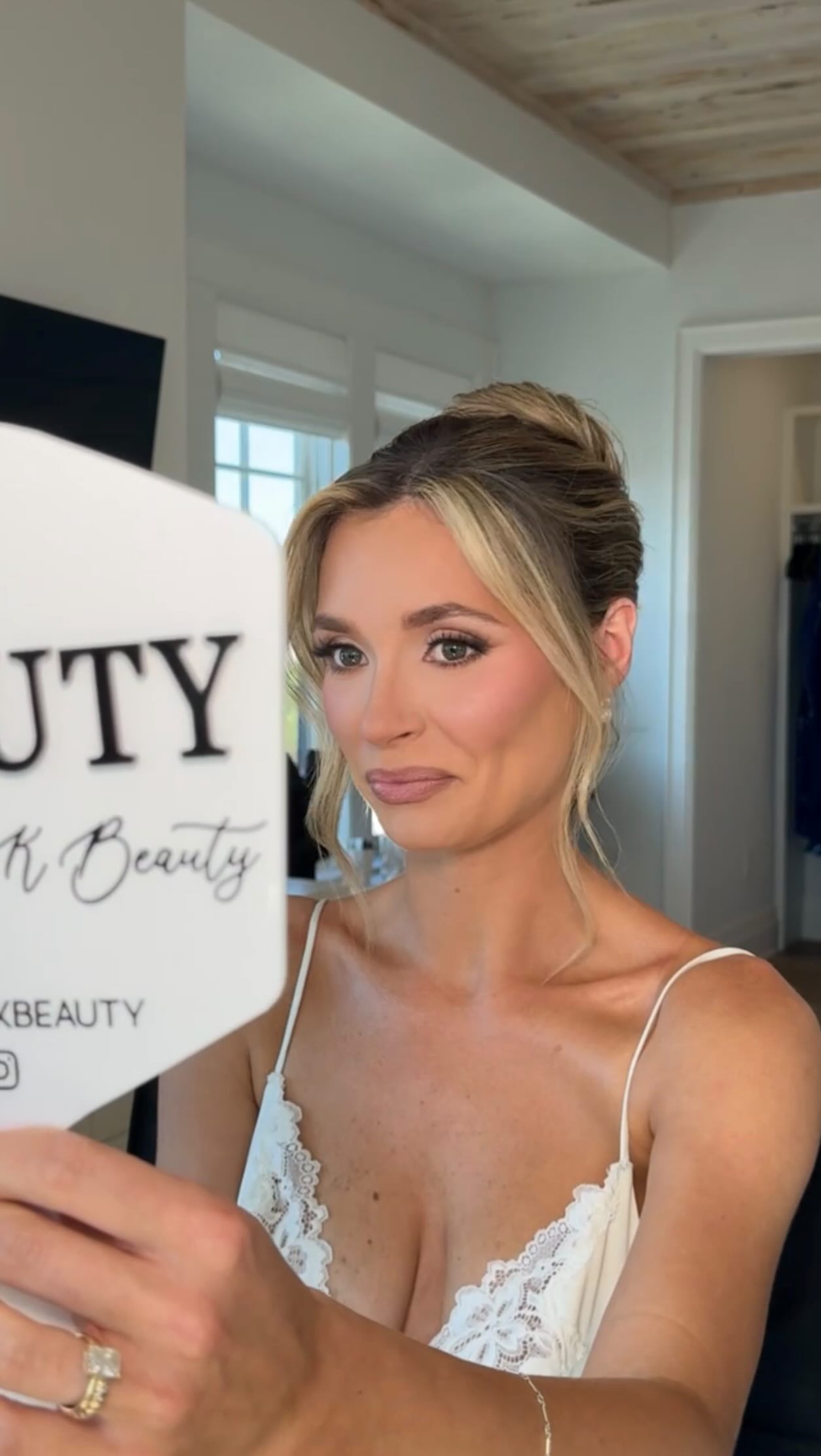 Bridal glam without the trending audio. I live for reactions like these ✨
#30amakeupartist #bridalmakeupartist #travelingmakeupartist #bridalmakeup #fyp #makeupartist