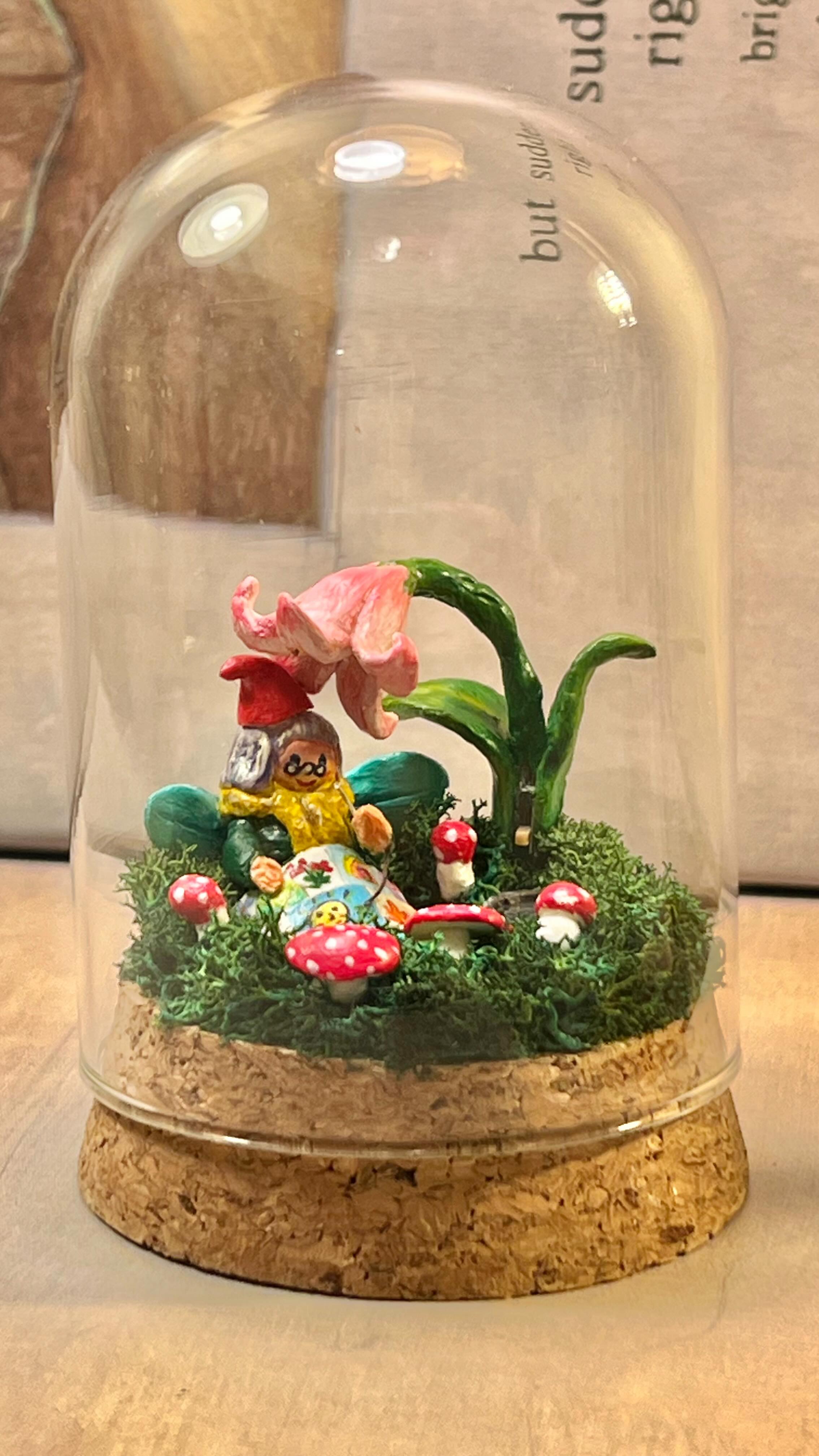 ✨ A quiet, cozy mini scene — a grandmother fairy stitching her quilt, hidden under a tiny flower. Surrounded by mushrooms and moss, she fills any space with her nurturing spirit and love in this mini forest magic diorama.
#miniatureart #fairydiorama #polymerclayminiatures #handmadewithlove #forestmagic #miniaturedecor #fairyart #tinyworld #deskdecor #shelfdecor #etsycrafters #whimsicalart #miniaturescene #fantasyminiatures #miniaturefairy #nurturingspirit #loveandmagic