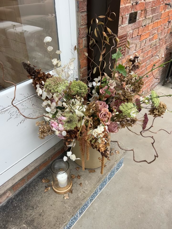 Quiet moments from the final wedding of the season for C & M last week. Dried elements to reflect the season and the very last snips from the garden before the frosts arrived. A beautiful end to the wedding season in this special space 🍂