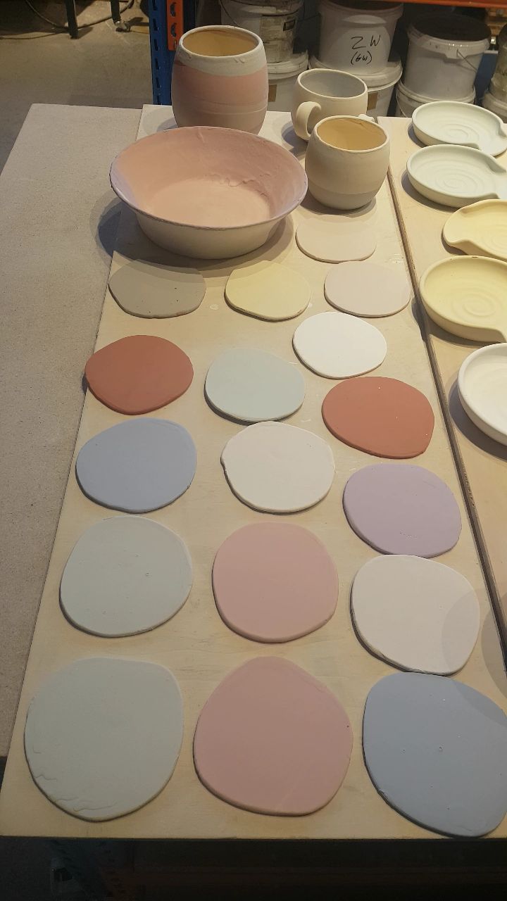 Glazed and ready to be fired. The shelf is full, and the kiln is on. 24 hours later, harvesting the goods with a smile.
You can find everything in the webshop, link in Bio
#pottery #ceramics #glazechemistry #glazefire #tablewear #wheelthrownpottery #lovepottery #handmade #handmadecards #myowncreation #ellagutmanceramic #newcollection #bestcoffeecup #mugsset #mugs #love_mugs #beforandafte #glazebeforeandafter