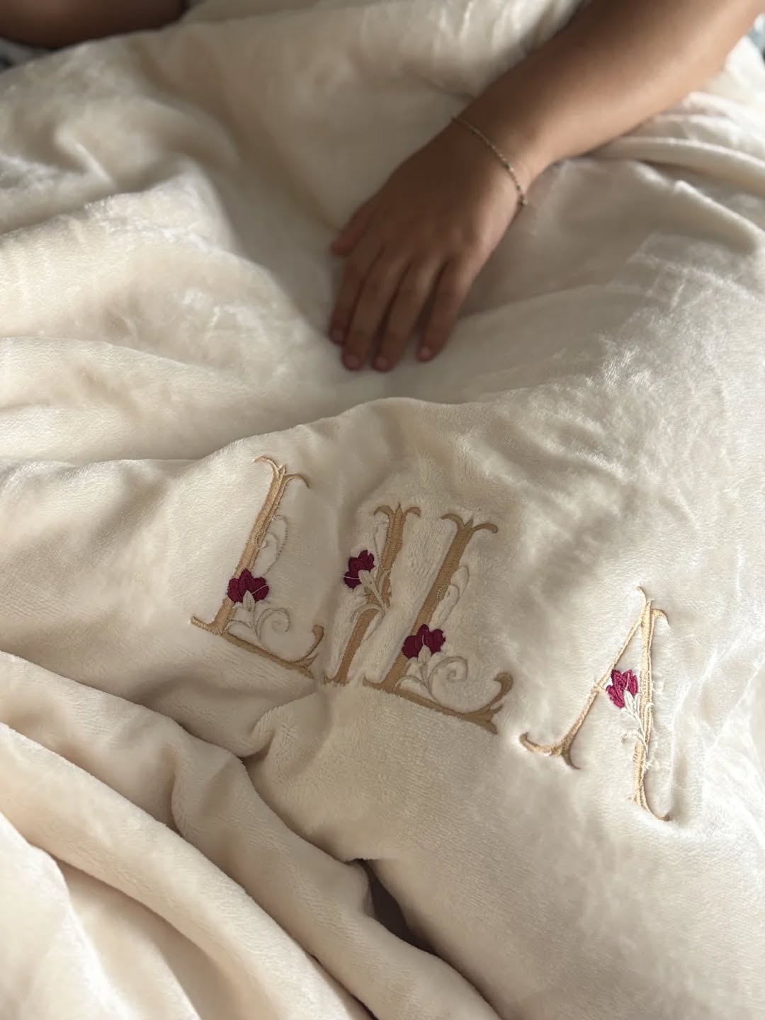 Il fallait bien que ça arrive un jour...
J'arrive a la fin du stock de mes polaires...
Ce sont les dernières en ligne sur le site à mon grand regret... il reste encore des tailles 100/150cm et 130/170 cm après elles seront en rupture définitive
Qui sera la prochaine à avoir sa polaire pour cette hiver glacial??