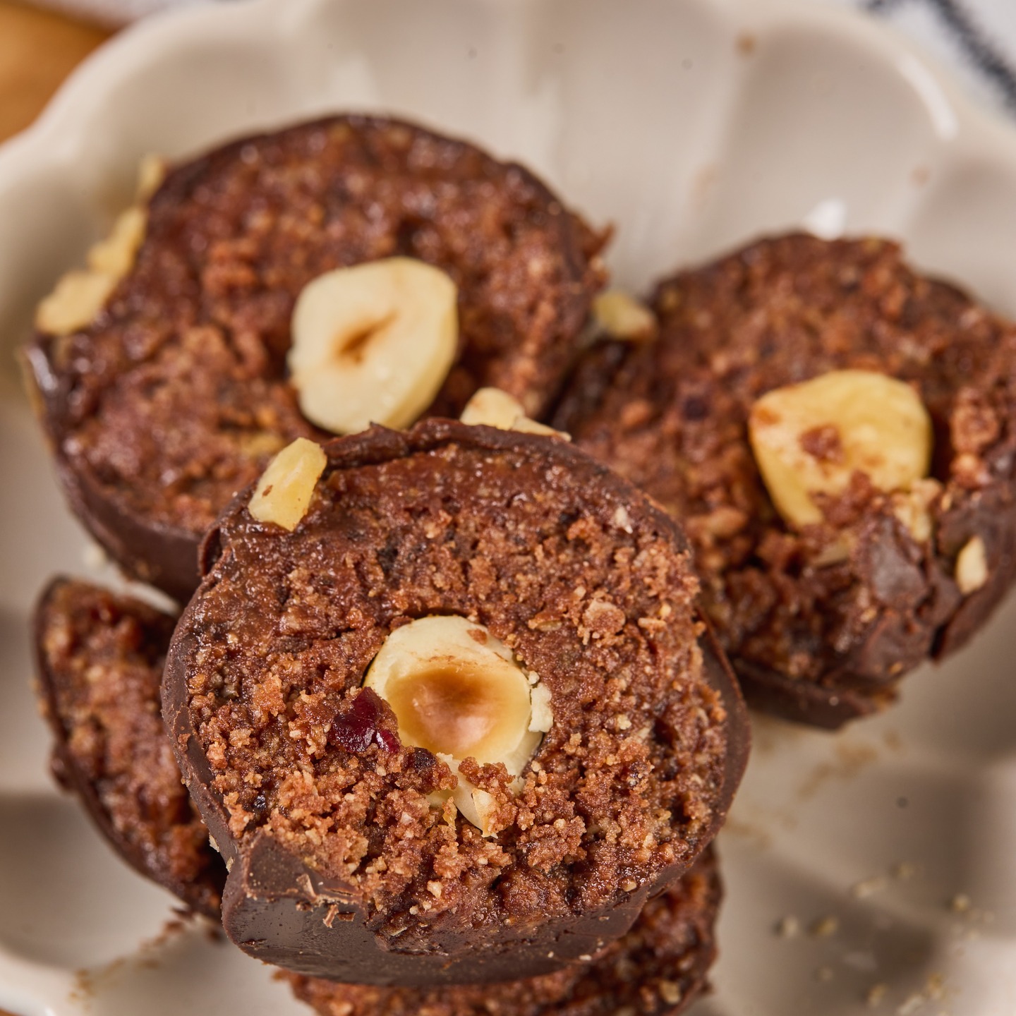 These little balls of happiness are made of the dreamiest combination – chocolate and hazelnut. Sweetened with dates and dipped in quality dark chocolate, these make for a perfect accompaniment with coffee or an after meal sweet treat.
#yummy#sweettreat#wholesome#hazelnut#chocolate#indulgent#delicious#musttry#personalfavorite#delicious#wholesome#cleanfood#madetoorder#frsh#deserttherapy#vegan#plantbased#nutrious#