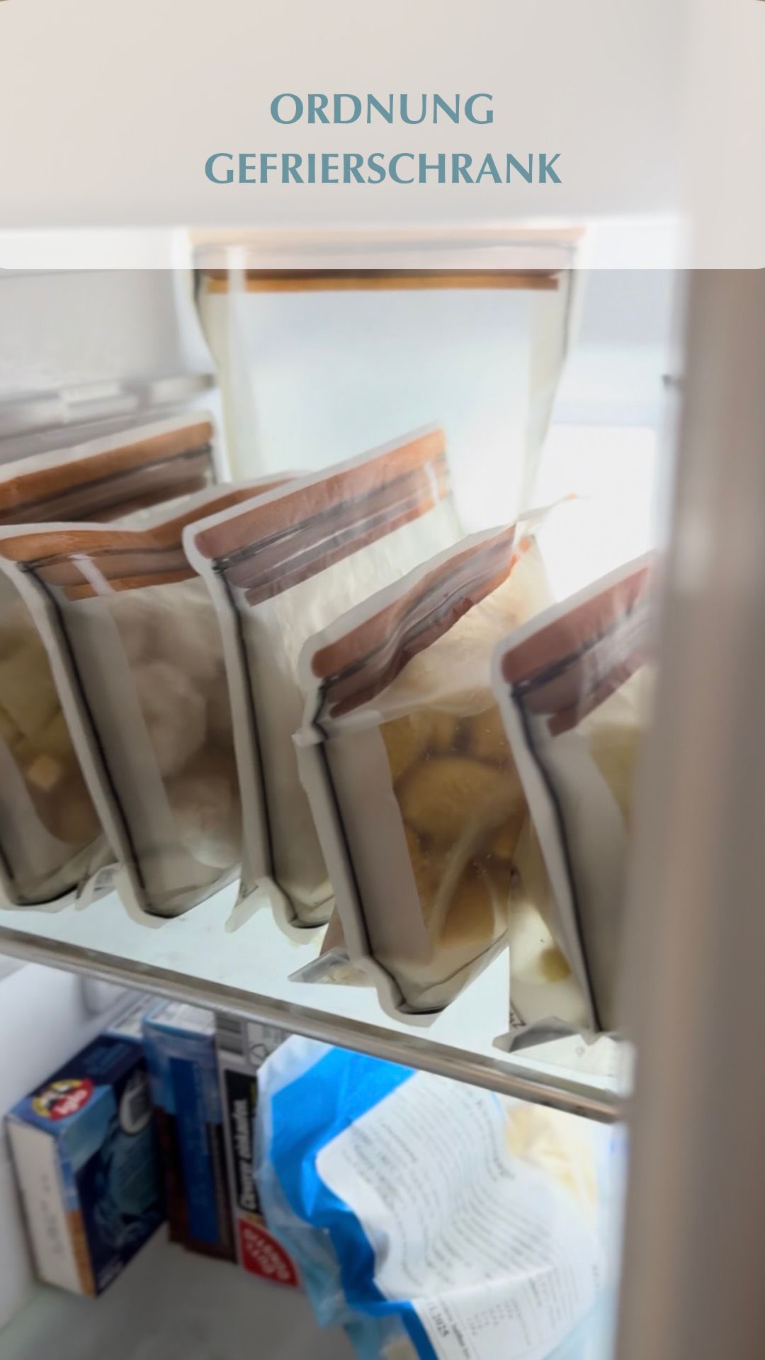 So organisieren wir unseren Gefrierschrank ❄️
Hier musste dringend mal Ordnung rein – und seit ich die wiederverwendbaren Beutel von @myzip.official nutze, sehe ich endlich wieder, was wir überhaupt eingefroren haben. Kein Gefrier-Chaos mehr!
👉 Meine Tipps für mehr Überblick:
• Alles beschriften – Inhalt + Datum + Zubereitungsinfo
• In Kategorien sortieren: Gemüse | Fleisch | Brot | Reste
• Beutel einfrieren = stapelbar & platzsparend
• Einmal im Monat kurz durchschauen – spart Geld & rettet Lebensmittel
Ordnung schafft Überblick – auch bei –18 Grad! 🧊
Speichern nicht vergessen für die nächste Aufräumaktion 😉
Werbung, da Markennennung
ORDNUNGSSYSTEME FÜR ZUHAUSE
PROFESSIONELLE ORDNUNGSBERATUNG
EFFIZIENTE RAUMORGANISATION
INDIVIDUELLE AUFRÄUMHILFE
#Ordnenundwohnen #ordnungmachtglücklich #ordnungsexpertin #ordnung #ordnungssystem