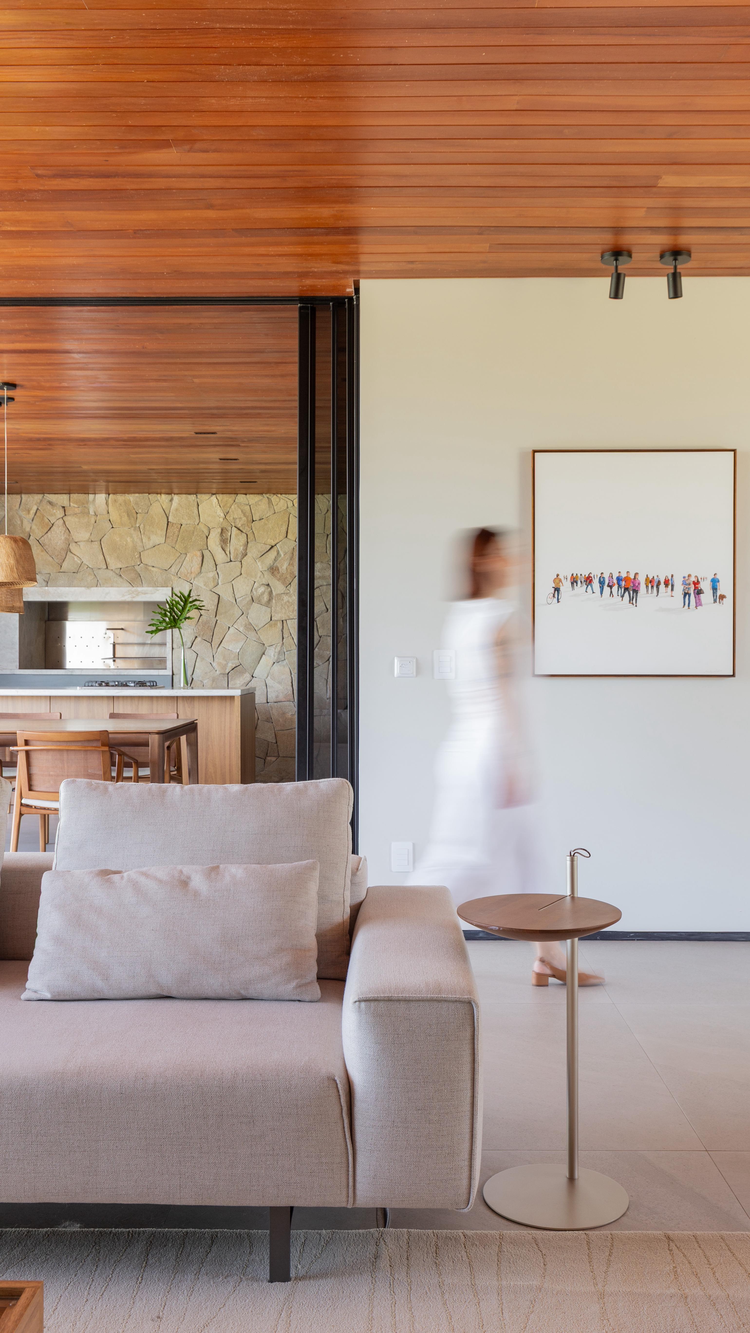 Casa Ilhas, Eldorado do Sul, RS BRA // Galeria 733
Foto: @donadussi
#architecture #interiordesign #archlovers #tetodemadeira #cozy #obradearte #pintura #brazilianarchitects #eldoradodosul #photo #interiorstyling #lifestyle
_____________________________________________
+55 51 99606-0497
contato@galeria733.com.br
•
GALERIA 733