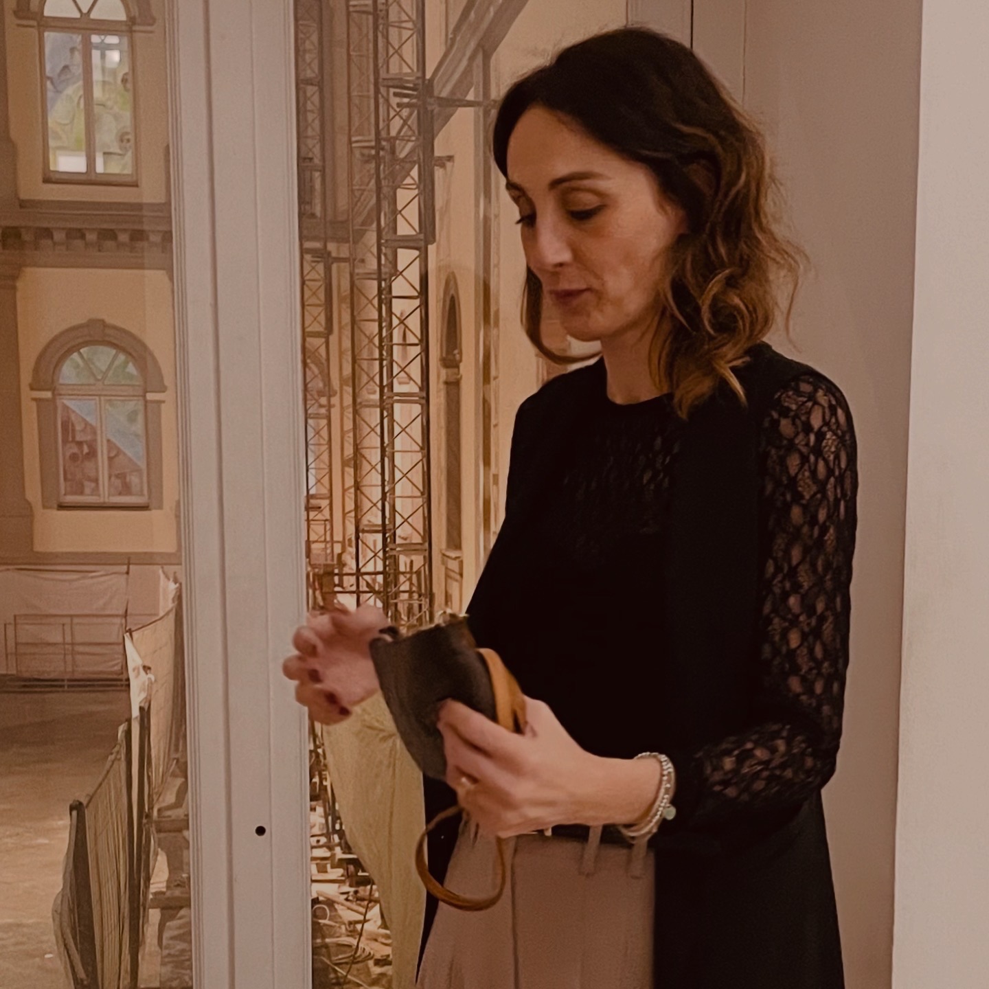 Contengo il caos.
Il resto è styling. 🖤✨
#ContengoIlCaos #ConStile #StylingMentale #EleganzaEmotiva #IroniaChic