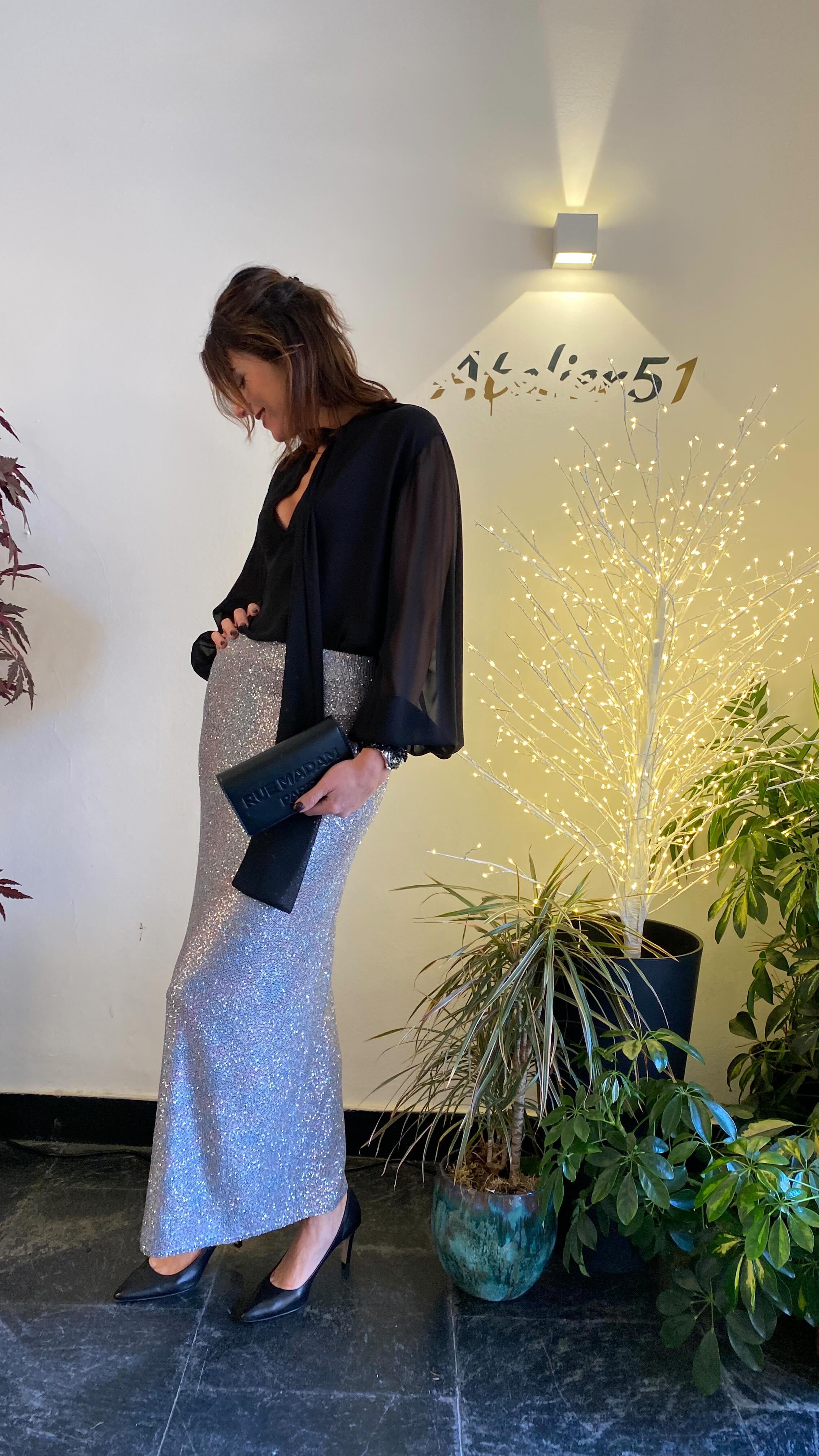 Una camicia e tre outfit per Capodanno!🥂✨
Ragazze, cosa ne pensate??? Non sono tre outfit pazzeschi?
Camicia @parosh_official €435
Gonna pizzo @alessiasantiofficial €199
Gonna paillette @alysiofficial €250
Gonna plissettata @momoni_official €479
Cappotto @anfiny.official €619
Pasticcino @weekendmaxmara €369
Clutch @ruemadam_paris €105
Borsa frange @reptile_s_house €510
#outfitcapodanno #fashiondiary #abbigliamentodonna