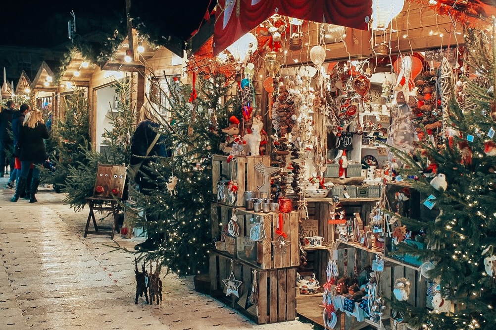 The festive season is upon us, and if you’re planning a visit to the Chatsworth Christmas Market, you’re in for something truly special.
Set against the majestic backdrop of Chatsworth House in the heart of the Derbyshire countryside, the market is a perfect way to kick off your gift-shopping, enjoy seasonal treats and make lasting memories.
In today’s blog we’re giving you some tailored tips to help you get the most from your visit, with a little suggestion at the end about staying locally and making it a weekend escape.
https://www.heathylea.co.uk/post/tips-for-making-the-most-of-the-chatsworth-christmas-market
#heathylea #chatsworthchristmasmarket