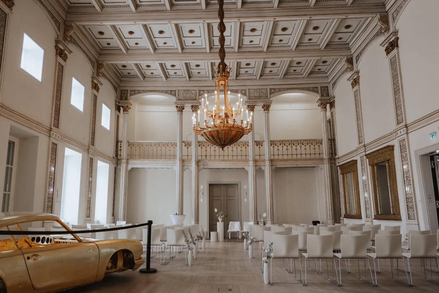 Elegante freie Trauung im Museum: Ein Raum, der nicht dekoriert, sondern inszeniert wird.
Zwischen modernen Linien und ikonischer Architektur entstand ein minimalistisches Setting, das Design und Ästhetik verbindet.
Die Deko setzt bewusst reduzierte Akzente und lässt die Location für sich sprechen – ein Wedding Design für Paare, die Exklusivität und zeitlosen Stil schätzen.
Als Hochzeitsplanerin rund um den Bodensee kreiere ich Räume, die Erlebnisse formen.
Wer bereit ist, groß zu denken: Das hier ist euer Level.
Location: @eventlocation_museumartplus
Fotos: @stern_momente
Rentals: @planb.eventagentur
#hochzeitsplanerinbodensee #heiratenambodensee #freietrauung #heiratenimmuseum