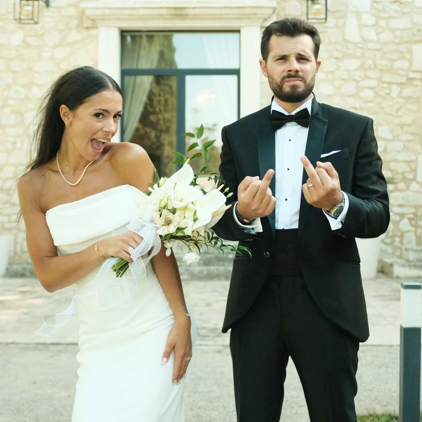 Élue (par nous) la meilleure photo de mariés de la saison @faustineamato ! Un brin impertinent, comme on adore @xyz_visual_photo @noosphere_production @domaine_de_rocqueval