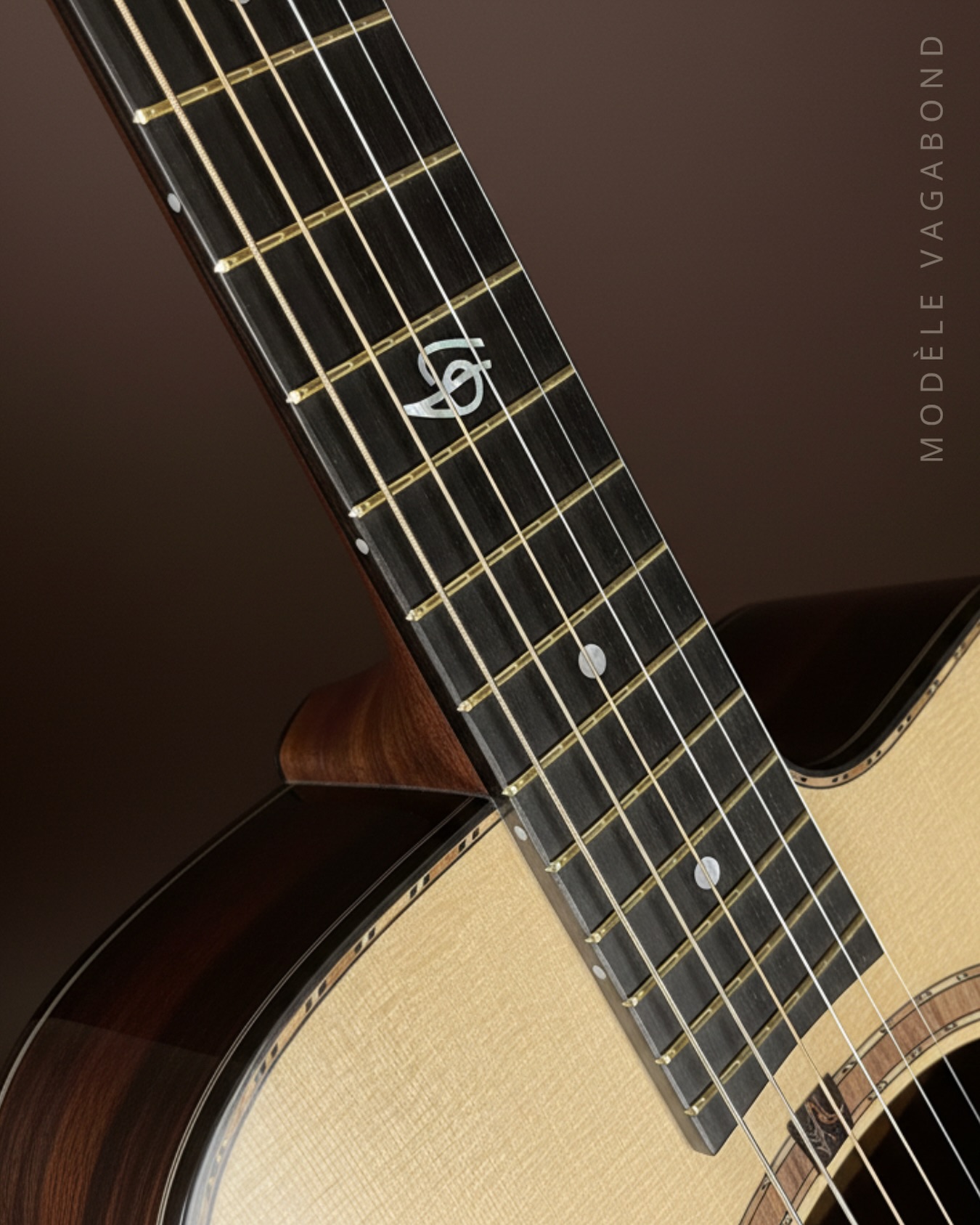 A subtle signature at the 12th fret — custom mother-of-pearl inlay, set into an ebony fingerboard with precision to match the instrument it serves.
Modèle Vagabond — Whitney Guitars