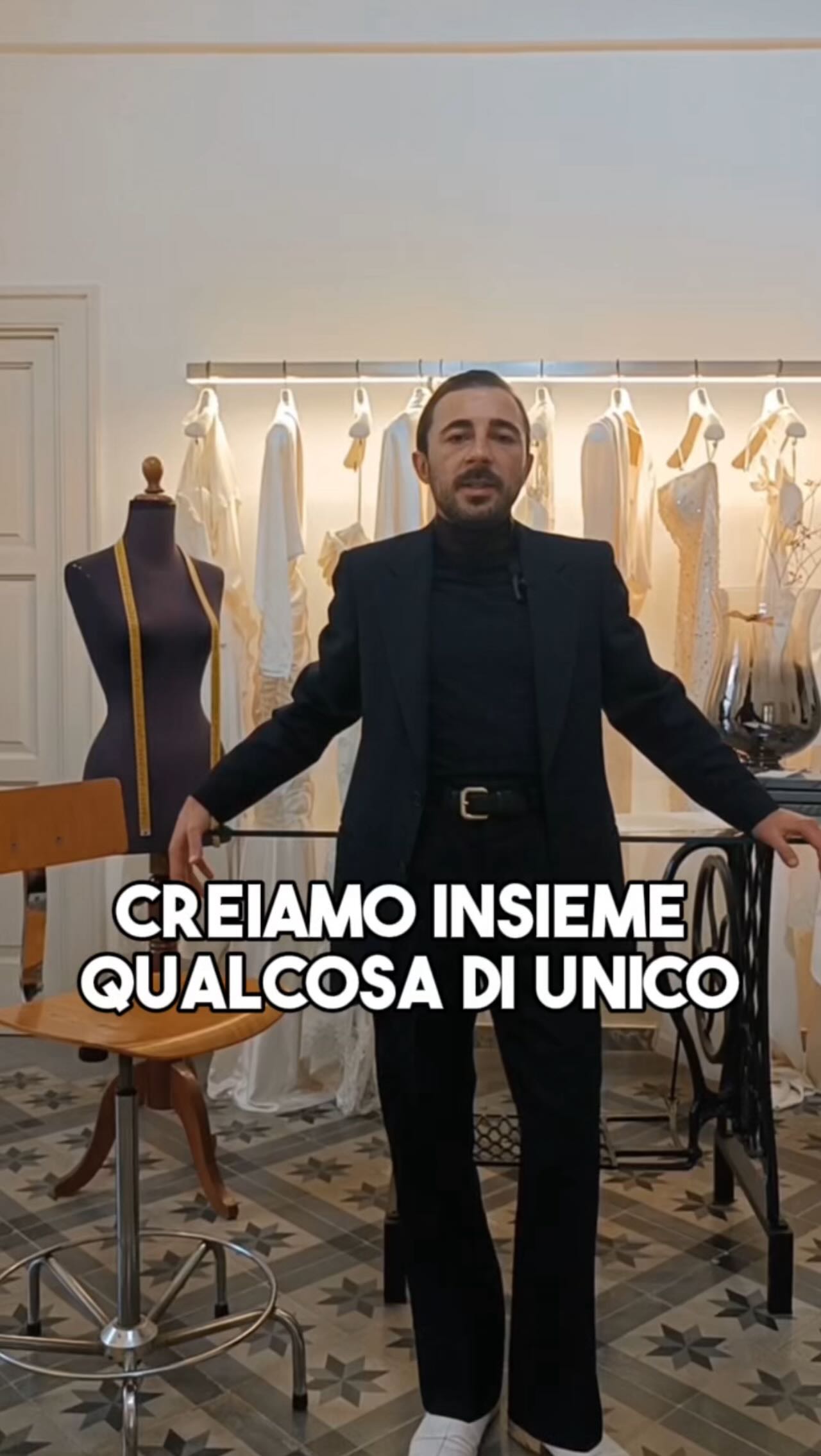 Smetti di cercare l’abito che ti stia bene e inizia a disegnare il vestito da sposa che hai sempre sognato e che nessun’altra potrà mai indossare.
Per darti il primo passo verso questa visione, ti offriamo un appuntamento esclusivo e completamente gratuito: una Consulenza Personale di Stile dove definiremo assieme, l’identità del tuo abito bianco. Sarò io in persona ad ascoltare e a tracciare la rotta per un capolavoro sartoriale davvero unico, realizzato con tessuti di altissima qualità e soprattutto che parli di te...
Prenota ora il tuo appuntamento, scrivendoci in direct.
Ti aspettiamo!
#AltaModa #SposaUnica #Atelier #ConsulenzaStile #LuxuryBridal #AltaSartoria #AbitiDaSposa #MatrimonioDiLusso
#sum #sumiosono #sumatelier #sumdomenicomoschetta
