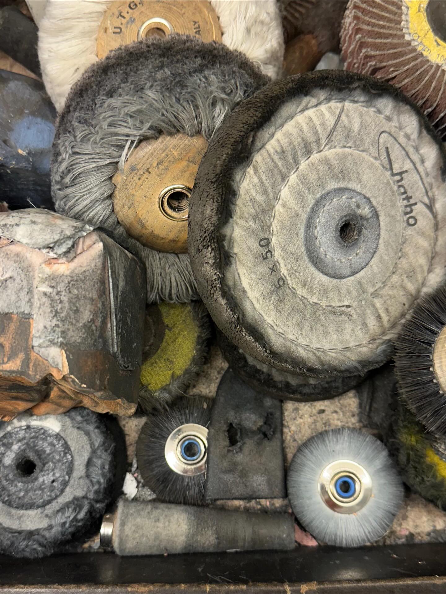 The week begins with snapshots from our workshop bench ⚒️ the quiet corners where Fotini works her magic when she’s not in the shop ✨ #fotinipsarouli #handmadejewelry #finejewellery #craftmanship #jeweler