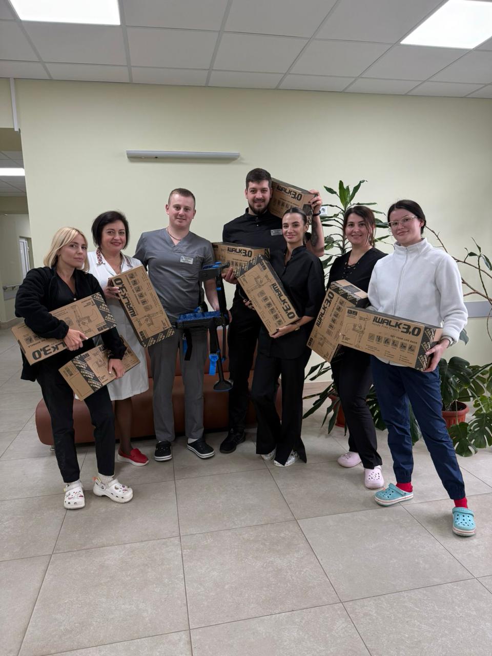 Brīvroku kruķi piegādāti Sumu apgabala 5. klīniskajai slimnīcai 🇺🇦
Turpinot labdarības kampaņu kopā ar @depozitapunkts , ikviens nodotais iepakojums var pārvērsties īstā palīdzībā ievainotajiem Ukrainas karavīriem.
Fotogrāfijā redzamajiem brīvroku kruķiem veltīti 13 050 iepakojumi un tas ir pierādījums, ka kopā mēs varam daudz 🇱🇻
Piefrontes apgabalos slimnīcām visu laiku ir nepieciešams atbalsts, tāpēc redzam aizkustinātu medicīnas personālu, kuri ir pateicīgi par iespēju palīdzēt ievainotajiem brīvības aizstāvjiem.
Līdz 2025.gada 31.decembrim ikviens @depozitapunkts nodotais iepakojums palīdzēs piecelt kājās vēl kādu cietušo, ja izvēlēsies taru ziedot ievainotajiem Ukrainas karavīriem.