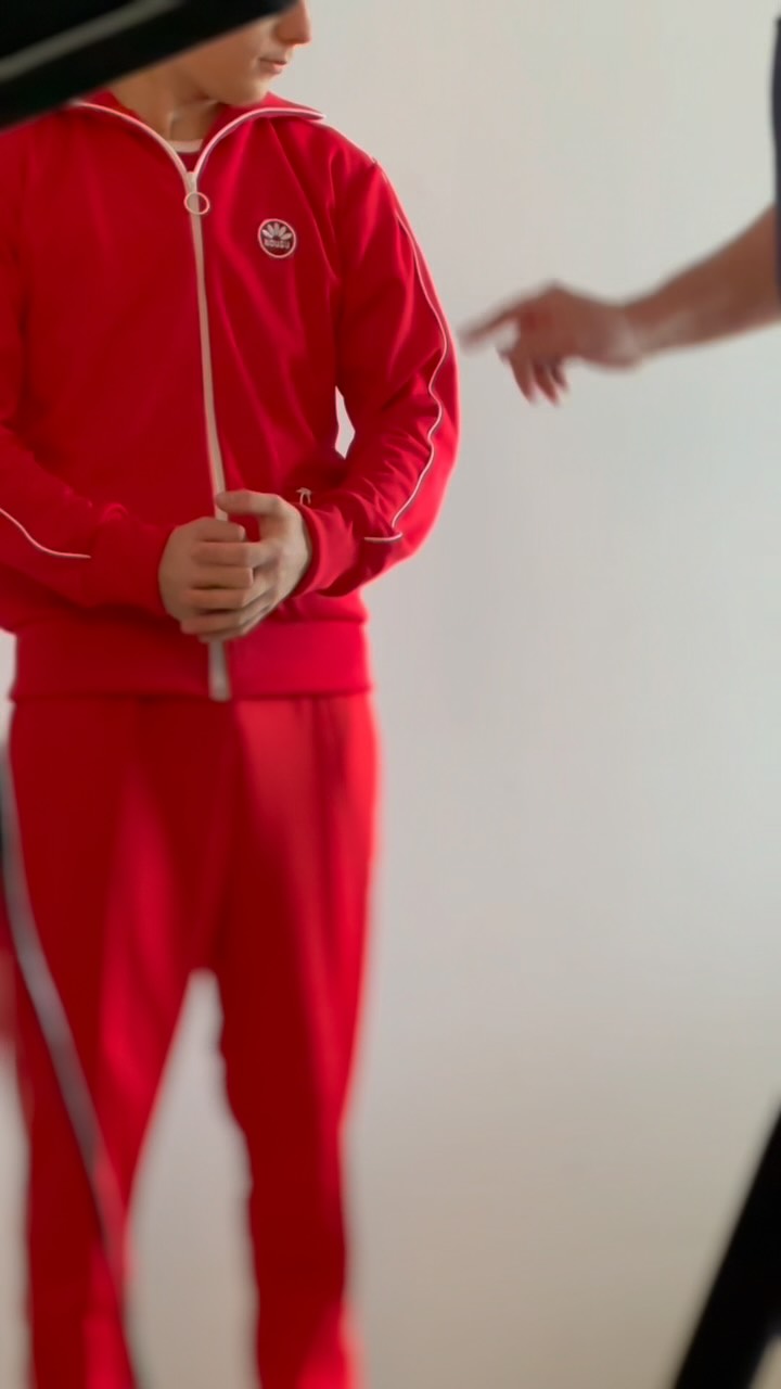 Menneellä kaudella MARAn kisareissujen matkustusvaatteista huolehti @retronousu 🤩
Käsityötä, joka tuntuu — ja näkyy. 🇫🇮🧵
Nousu puki Martin 70-luvun hengessä räätälöityyn asuun, joka on valmistettu Nokialla, suomalaisessa Trikoo-ompelimo Kehdossa.
🔴 Täysin customoitu punainen trikoolook — trikootakki & -housut, t-paita, shortsit ja sukat. Kaikki tehty juuri MARAa varten!
📍Ommeltu rakkaudella. Tehty kestämään. Tuntuu oikealta.
*mainos/tuotteet saatu @retronousu
#mara #gomara #racewithmara #retronousu