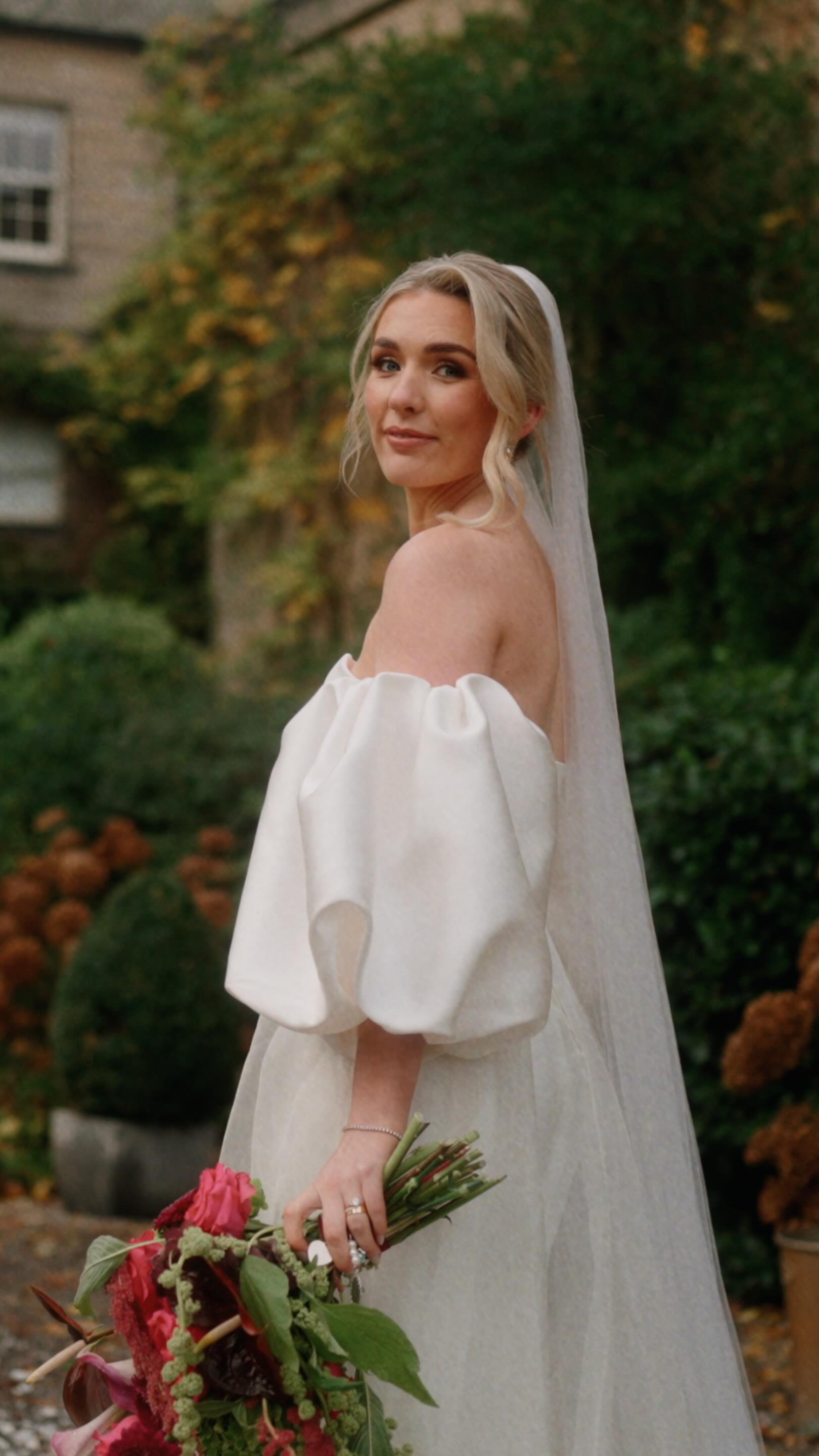 Daisy & Paul’s beautiful winter wedding at @middletonlodge
Videographer: @pittstopfilmsweddings
Venue: @middletonlodge
Photographer: @kateborrill
Florist: @flowerdesignlichfield
Dress: @amare_bride @halfpennylondon
Hair: @hairbytosetti
Make Up: @daniellamakeuphair
