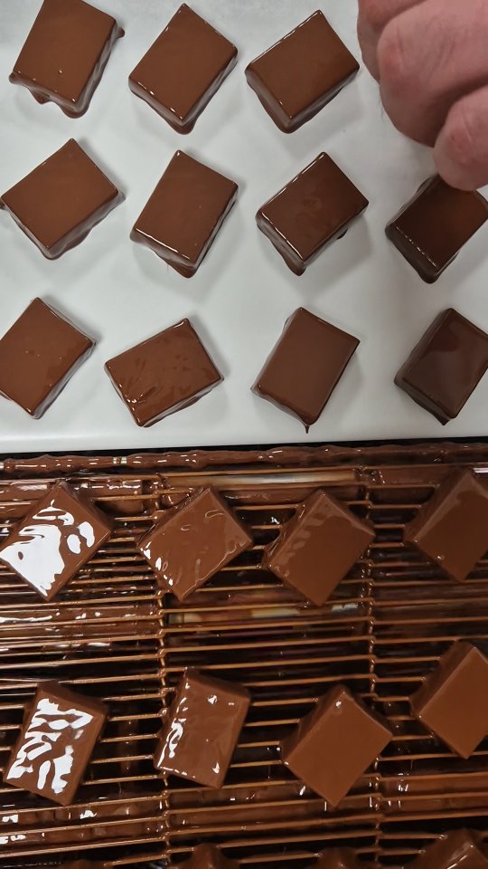 Ah, le chocolat… ce petit carré qui fait fondre le cœur à chaque bouchée. 🥹
Et quand il est artisanal, travaillé avec patience et passion, il devient bien plus qu’une gourmandise : c’est une véritable expérience. ✨️
🎁 Offrez à vos proches — ou à vous-même 😌 — un instant d’harmonie gastronomique autour du chocolat d’exception Nicolas Hennemann.
🍫 Tablettes élaborées à partir de cacaos d’origines soigneusement sélectionnées, truffes fondants, écrins raffinés pour découvrir toute la collection…
Chaque création est travaillée avec précision, exigence et élégance, pour offrir une dégustation hora du temps.✨
Cette année, laissez-vous emporter par la magie et offrez bien plus qu’un cadeau : une véritable expérience. ✨🍫
#nicolashennemann #artisan #chocolat #patisserie #lyonfoodies #lyonfood