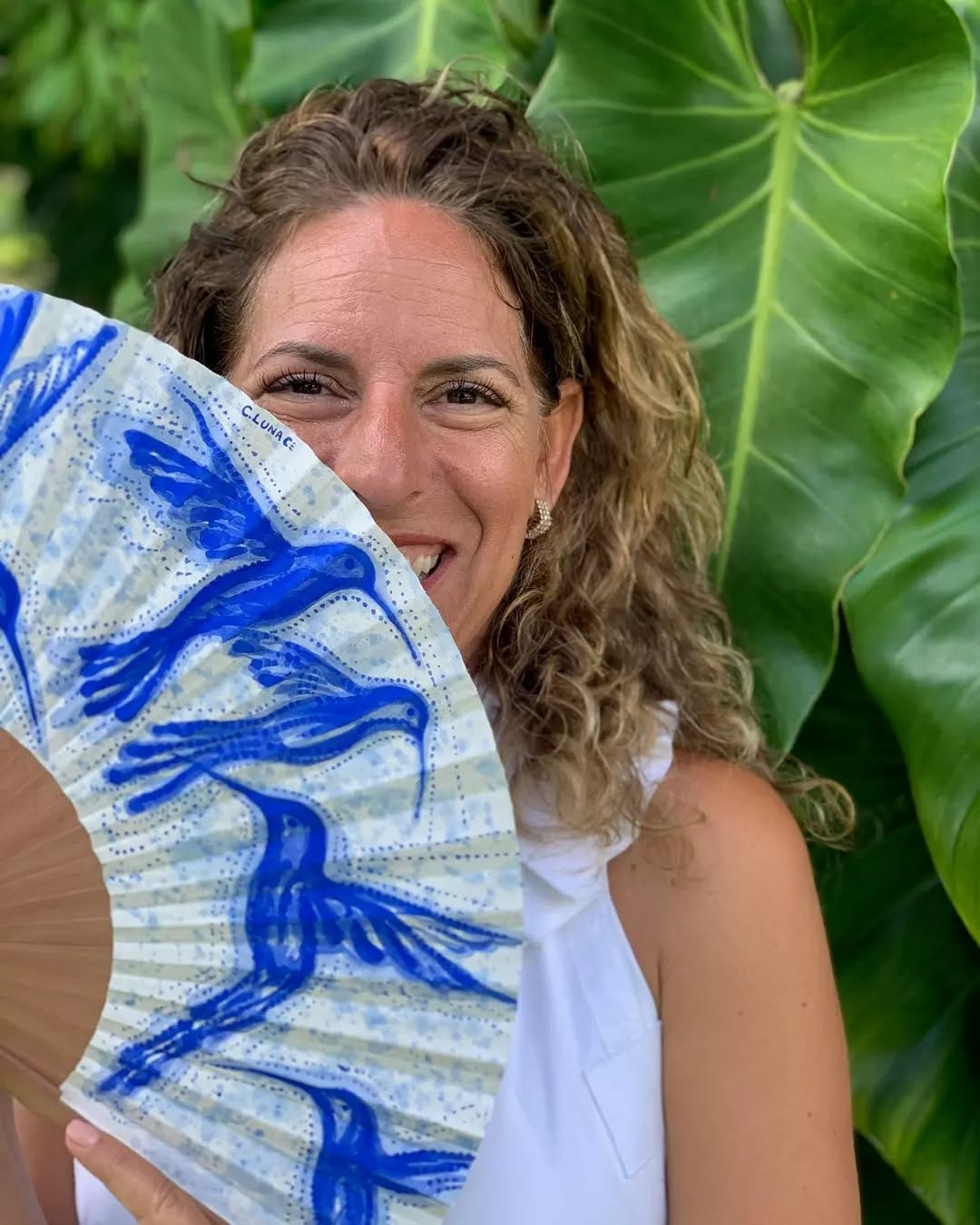 Friday Favs | The Colibrí, Hummingbird, has been part of my story as my spirit animal. I personally identify with this bird since it’s a symbol of joy, lightness, and resilience.
🌼
This beautiful custom fan was created by the talented @carloslunart , whose art captures the magic of movement, Cuban roots and meaning all at once.
🌼
A little reminder to keep flying toward what lights you up. Happy Friday, friends!
🌼
#PocketfulOfDaisy #FridayFavs #Colibri #ArtWithHeart #IntentionalLiving #StorytellingWithHeart