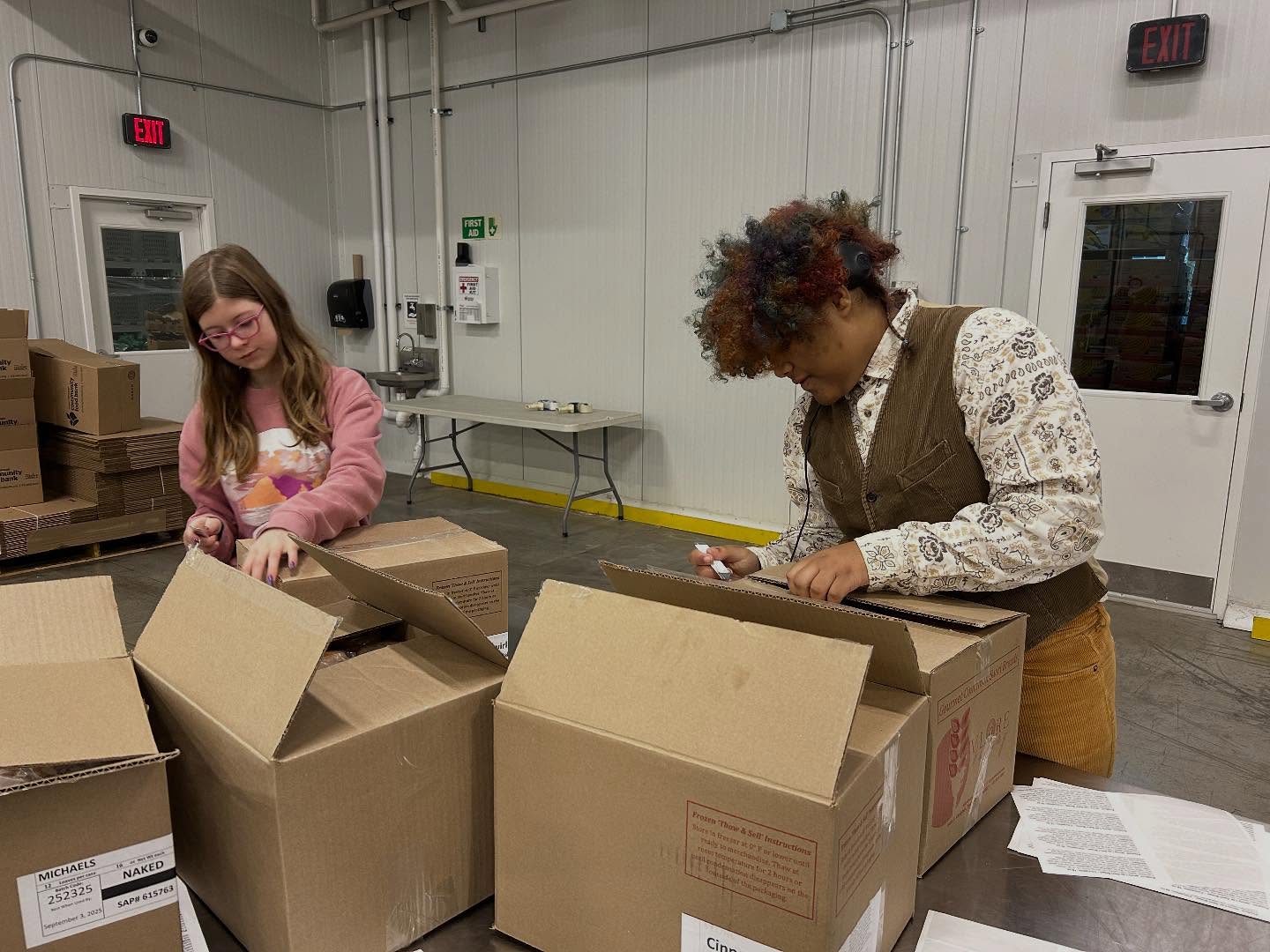 Today is our annual fall community day. Students, teachers and parents are at @pghfoodbank helping to prepare food distributions for our community
We are honored to be able to offer support to this critical work.
#pittsburgh #highshool #community #volunteer #foodbank #giving #onions #youbelongatcobhs