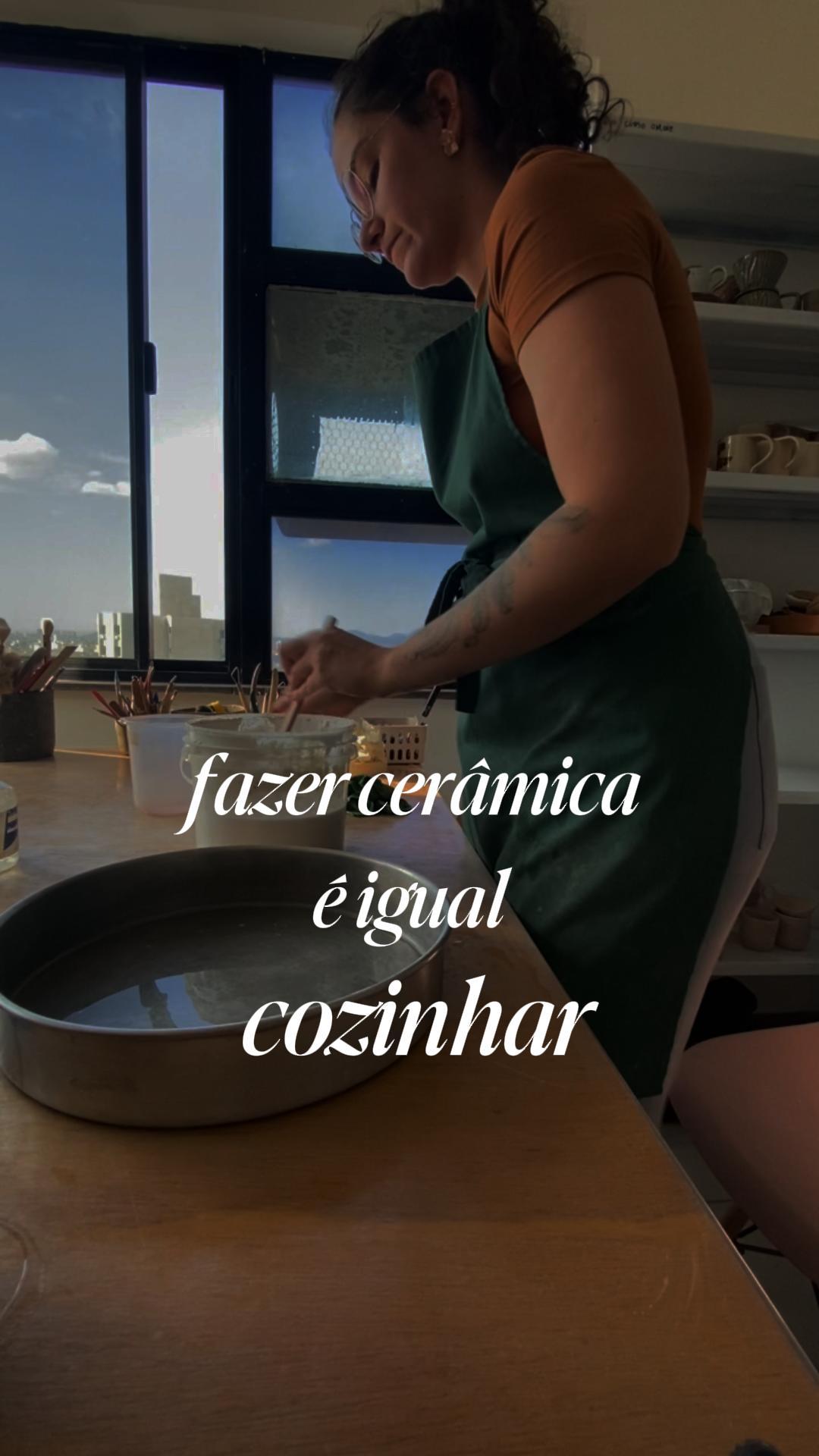Fazer cerâmica é igual cozinhar.
Todo mundo tem acesso aos mesmos ingredientes: argila, engobe, esmalte.
O que muda tudo é a receita. 🌿✨
Você pode seguir uma receitinha básica da internet…
Ou pode aprender a criar as SUAS próprias combinações — aquelas que viram identidade, assinatura e coleção autoral.
E é isso que eu te ensino nos meus cursos, que estão com as melhores condições do ano na Black do Ceramista Inventivo. 💛
Clica no link da bio e vem!