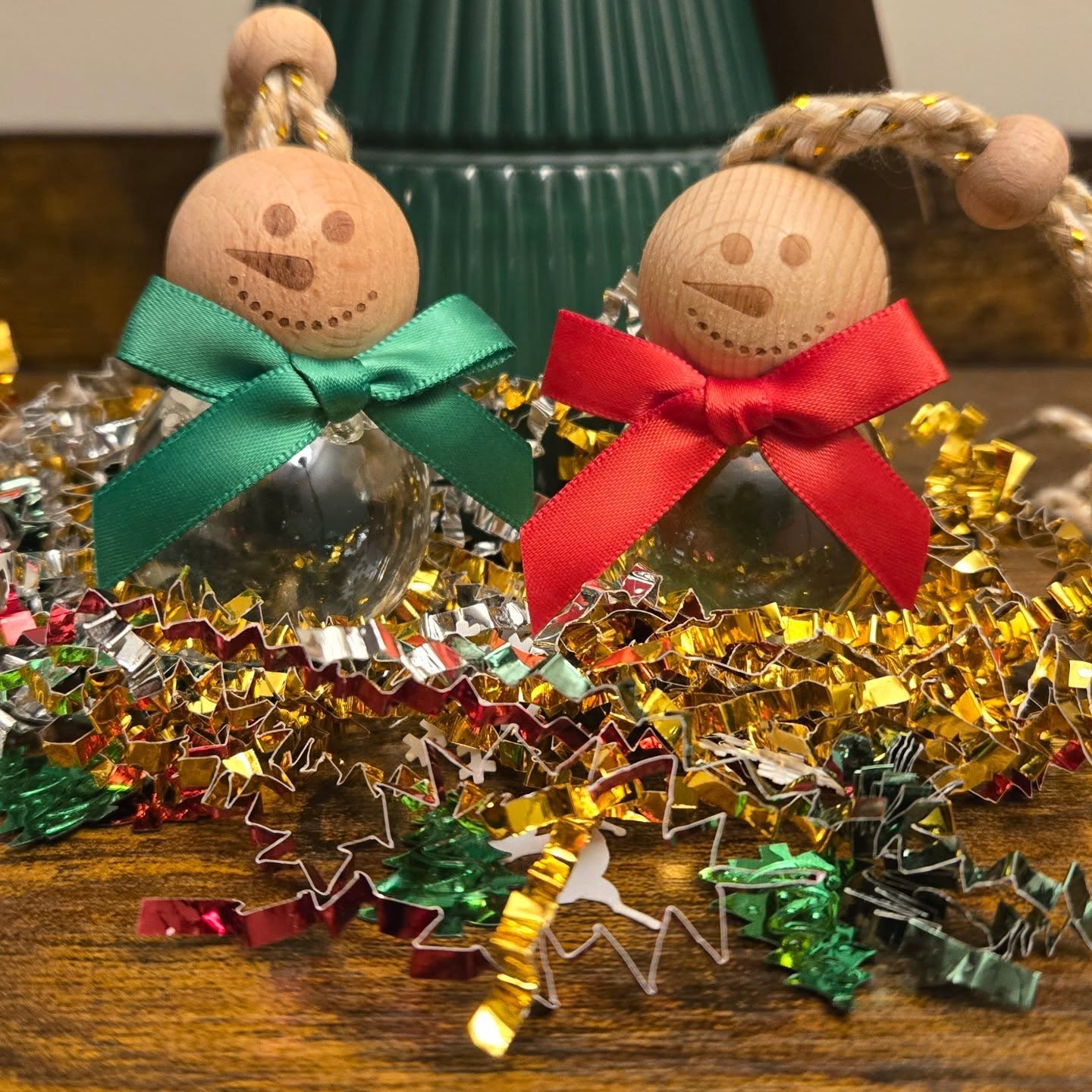 The snowman bundle is here!!!
These guys are my biggest car diffuser yet and so adorable!
2 sets available
Woodland Snow Notes of ozone merge with mint and eucalyptus to mimic crisp, cool air. A woodland’s essence is gathered through camphor, cypress, cedar, and sage with a subtle blend of incense and spice.
Mahogany balsam :Walk into the winter woods filled with fresh balsam and juniper berries
Set 2
Whiskey Oak : The rich aroma of barrel aged whiskey and tart, fruity sherry combine over rustic notes of wood to make a scent that's cozy, yet bold and rugged.
Cranberry Apple :Everything cozy and merry - crisp notes of juicy apples, peaches, oranges, cranberries blended with festive cinnamon. Warm black currant, cassis, clove, and vanilla add a sweet and spicy touch to the woody finish.
This set is 17$
All sets are gift wrapped
https://www.dunnhomemade.com/product-page/holiday-car-sets