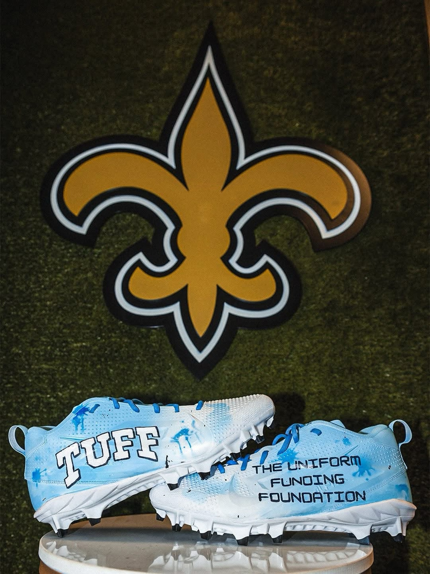 First look at one of the custom cleats I created for Pete Werner in support of the The Uniform Fund Foundation!
This project means so much because it highlights the importance of giving young athletes access to proper uniforms and gear. When kids feel confident, supported, and equipped, they’re able to show up and perform at their best — on and off the field.
Proud to play a small part in a mission that levels the playing field for so many.
Geaux Saints! ⚜️
More in comments🥱