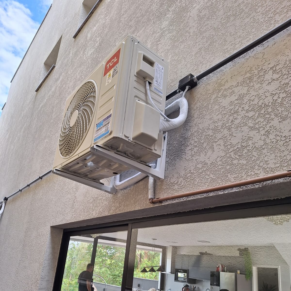 ❄️💨 Mais um dia de trabalho concluído com sucesso!
Realizamos 5 instalações TCL impecáveis:
🔧 2x 18.000 BTUs
🔧 3x 12.000 BTUs
Desempenho, eficiência e conforto garantidos para o cliente!
Conte com a HR Service para um serviço seguro, limpo e de qualidade.
📲 Agende sua instalação! (11)96849-4652
#souparceiroleveros #tcl #climatiza #climatização #arcondicionadoinstalação #arcondicionado #confortotérmico