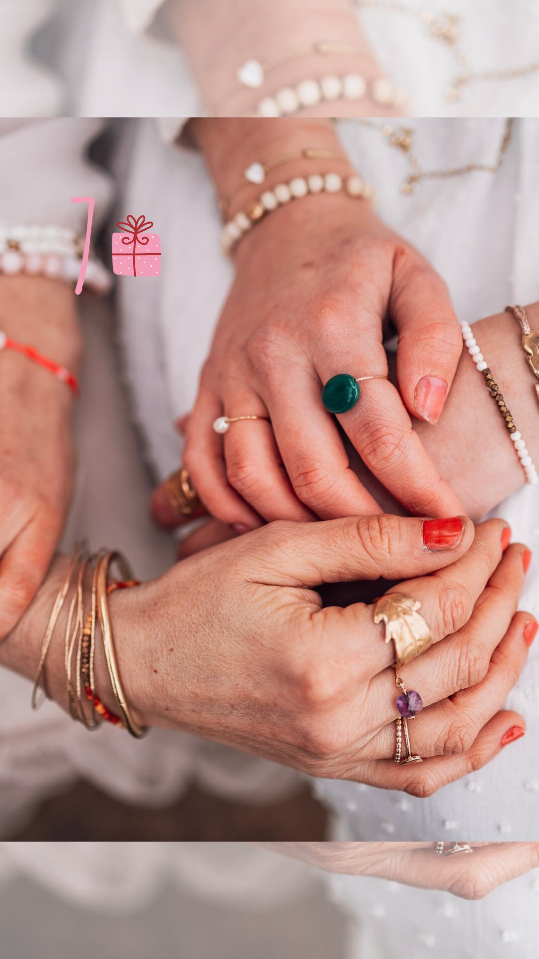 ✨ Jour 7 — Danser pour tenir bon
Aujourd’hui, la case du calendrier n’abrite pas un bijou…
mais un instant de respiration.
Un moment pour danser, lâcher prise,
laisser le corps dire ce que les mots ne savent plus porter.
En cette période où tout s’accélère —
les marchés, les événements, les heures intenses à l’atelier —
je reviens à ce qui m’ancre et me libère à la fois : la danse.
Danser pour tenir bon.
Danser pour sourire encore.
Danser pour me rappeler que la création naît toujours
d’un cœur qui respire.
Un petit souffle de liberté au milieu de la frénésie de Noël.
Et une invitation, pour vous aussi,
à vous offrir ce mouvement qui allège tout. ✨🕊️💛
#artisanatfrançais#faitmaiinavecamour#créatricebijoux#bijouxpierresnaturelles#bijouxmadeinfrance#bijouxdurables#cadeauxmariage#prendresoindemoi#ressentir#mamanactive#jaimelanature#momentpoursoi#cadeaufemme#villedepau#biendanssapeau#mafamille#emotive#developpementpersonnel#oceanvibes