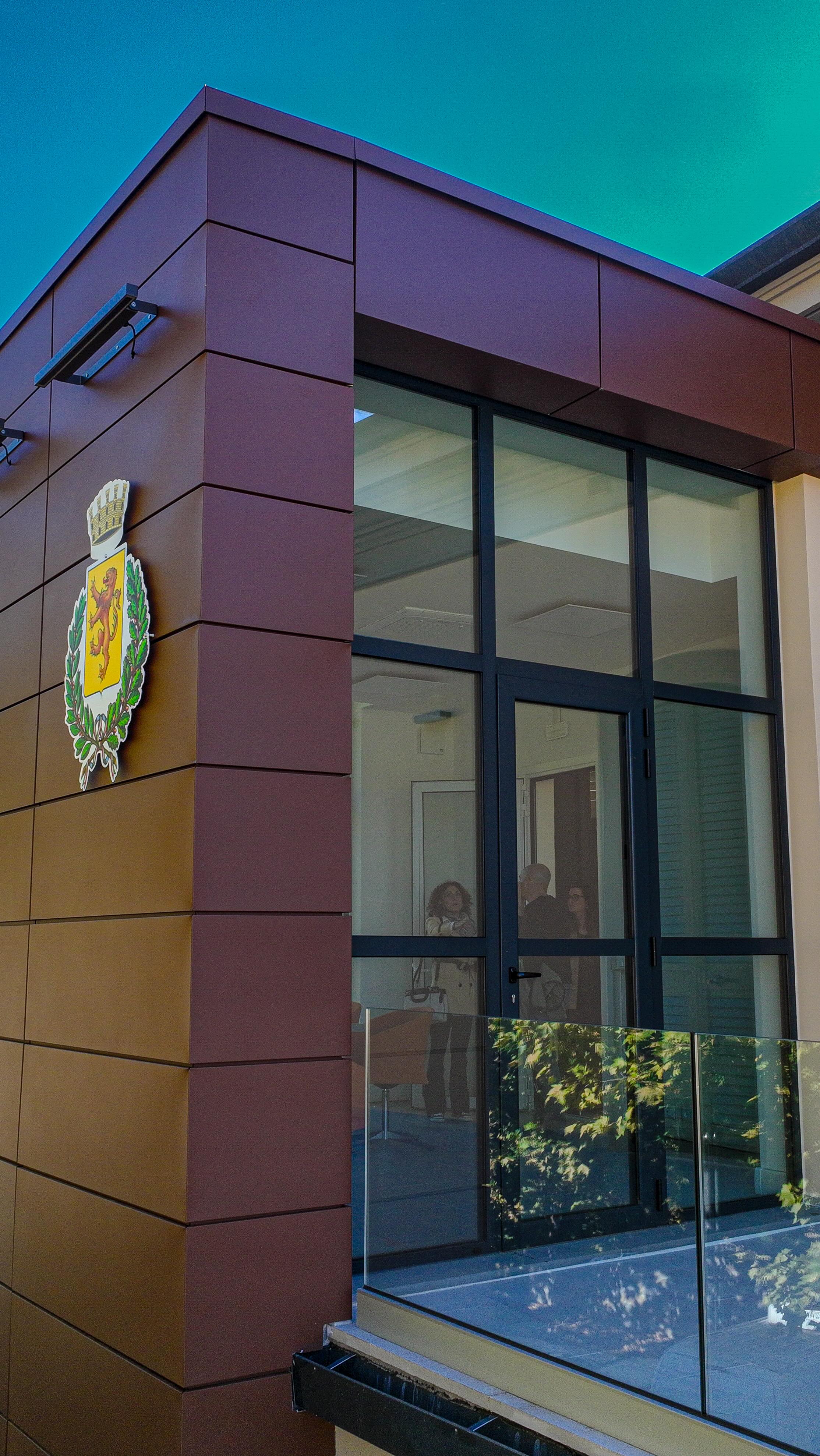 Siamo lieti di annunciare il completamento dell’intervento di riqualificazione dell’edificio della stazione ferroviaria a Castelnuovo di Garfagnana (LU), un progetto che ridisegna un punto strategico per la comunità locale.
L’opera, realizzata in collaborazione con le Istituzioni locali e regionali, ha previsto: ristrutturazione edile, miglioramento sismico, efficientamento energetico e ampliamento degli spazi dedicati a nuove funzioni tra cui gli uffici del Centro per l’Impiego e gli spazi turistici, con l’obiettivo di rilanciare il territorio.
All’inaugurazione erano presenti il Presidente della Regione Toscana, @eugenio_giani , e il Sindaco di Castelnuovo di Garfagnana, Andrea Tagliasacchi @andrea.tagliasacchi.sindaco .
In questo progetto, Costruire Srl ha apportato competenza e qualità esecutiva, garantendo il rispetto degli standard più elevati in termini di sicurezza, accessibilità e sostenibilità. Il risultato è una stazione moderna, integrata nel contesto urbano e pronta a servire cittadini e turisti.
Ringraziamo tutti i partner istituzionali, gli enti locali e la comunità per la fiducia accordata: è un altro tassello concreto nella rigenerazione del territorio.
#rigenerazioneurbana #edilizia #territorio #castelnuovodigarfagnana #toscana #costruiresrl