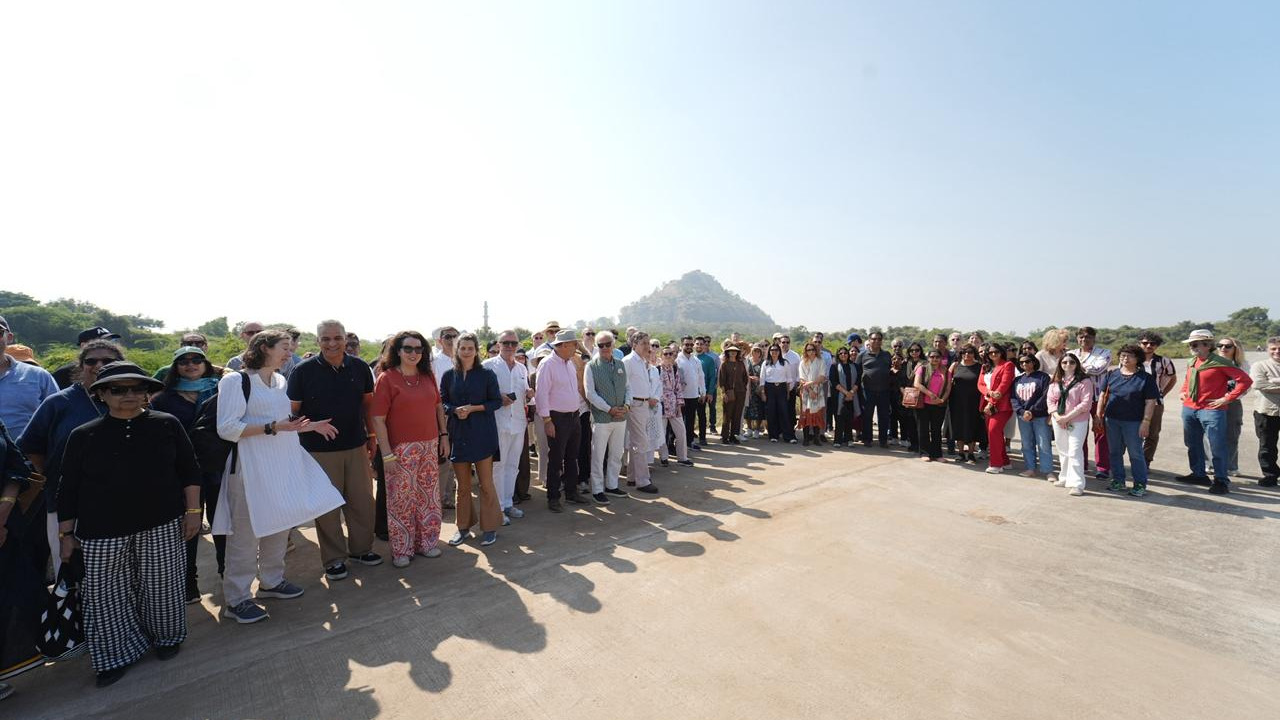 Guests at AIKYAM encountered the mighty ramparts of Daulatabad Fort, as well as Paithani and Himroo – the confluence of Persian elegance and Indian mastery. Every stone, a fragment of ages past; every thread, a whisper of tradition. Witnessing living heritage at its finest.
#WeaveOfMaharashtra #AIKYAM2025 #SOPAAN #UN #MinistryOfTourism #UNESCO #MaharashtraTourism