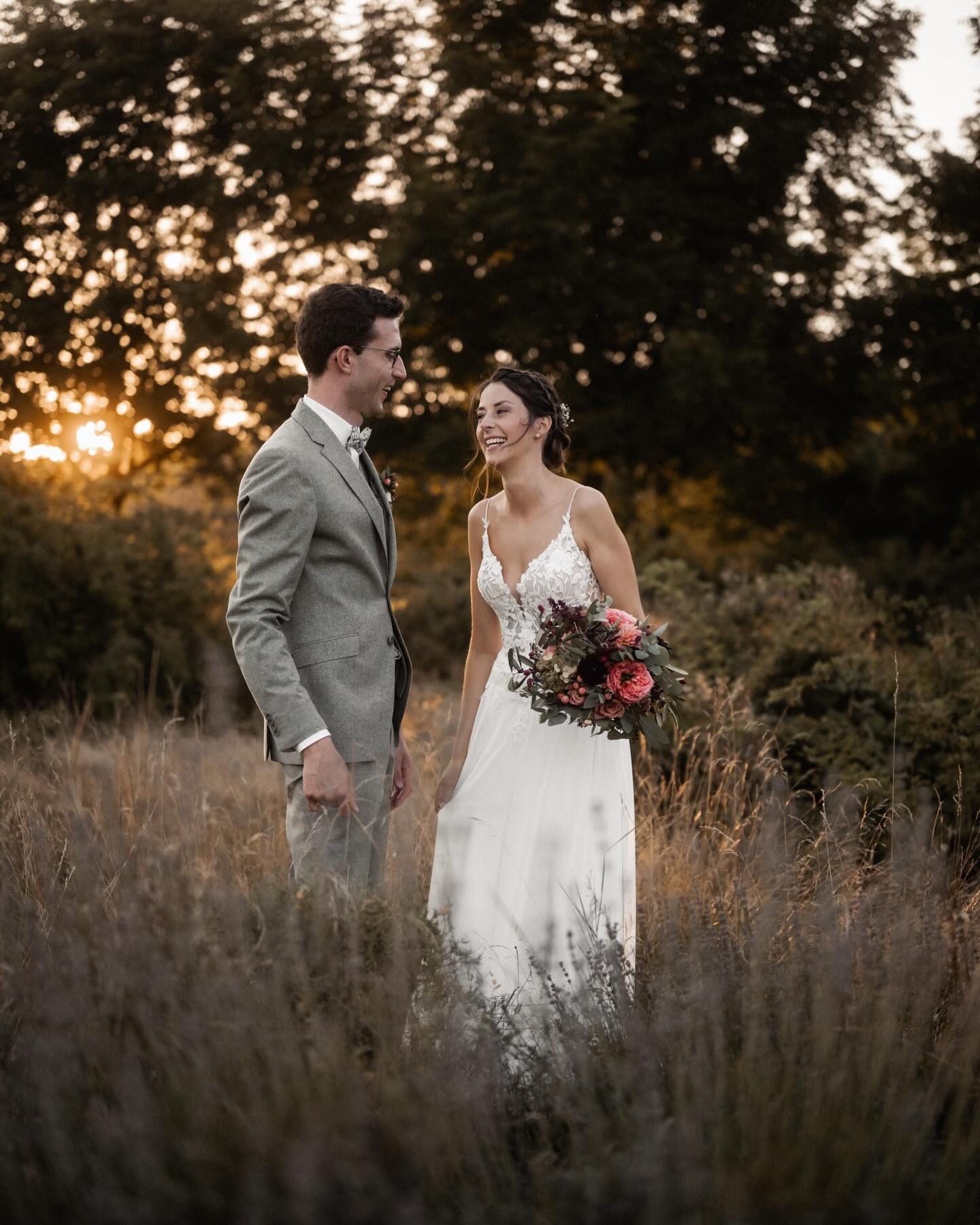Waldhochzeit & Sonnenuntergang & Vollmond = pure Magie.✨
Die Hochzeit von Selina und Dominic war ein Traum und wiedereinmal der Beweis, dass sich ein kurzes Couple Shooting zur Golden Hour immer lohnt - warmes Licht, nochmals Zeit zu zweit und Erinnerungen fürs Leben.
Bride: @selina.michele
Groom: @dmnc_mrc
Dress: @lapriska.aarau
Suit: @centralhof
Flowers: @_.bluemegade._
Make-Up: @skosmetik2024
Location: @herzberg_uffikon
•
•
•
•
•
•
•
•
#schweizerhochzeit #hochzeitsreportage #schweizerhochzeitsfotograf