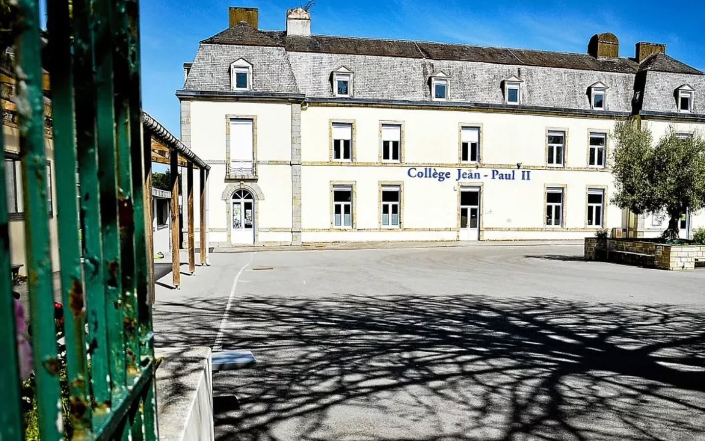 A Ploemeur, 40 collaborateurs du Collège Notre-dame Jean-Paul II, découvrent le formidable pouvoir du souffle.
Le 5 décembre dernier, lors d'une journée pédagogique, les membres du corps enseignant et le personnel du collège privé Notre-dame Jean-Paul II à Ploemeur, ont participé à une séance de coaching respiratoire. De 13h30 à 16h30, les participant(e)s ont pu expérimenter le pouvoir et les bienfaits du souffle à travers divers exercices. Au programme : conscience du souffle, etirement des muscles respiratoires, exercices anti-stress, stimulation du nerf vague, etc.
Au-delà de l'effet bien-être, rappelons que les exercices respiratoires, peuvent avoir un impact très positif en milieu scolaire, en particulier pour apaiser les tensions, favoriser la concentration, développer l'esprit d'équipe, au bénéfice du corps enseignant et des élèves
.
#ploemeur
#lorient
#college
#collegejeanpaul2
#respiration
#pouvoirdusouffle
#bienetre