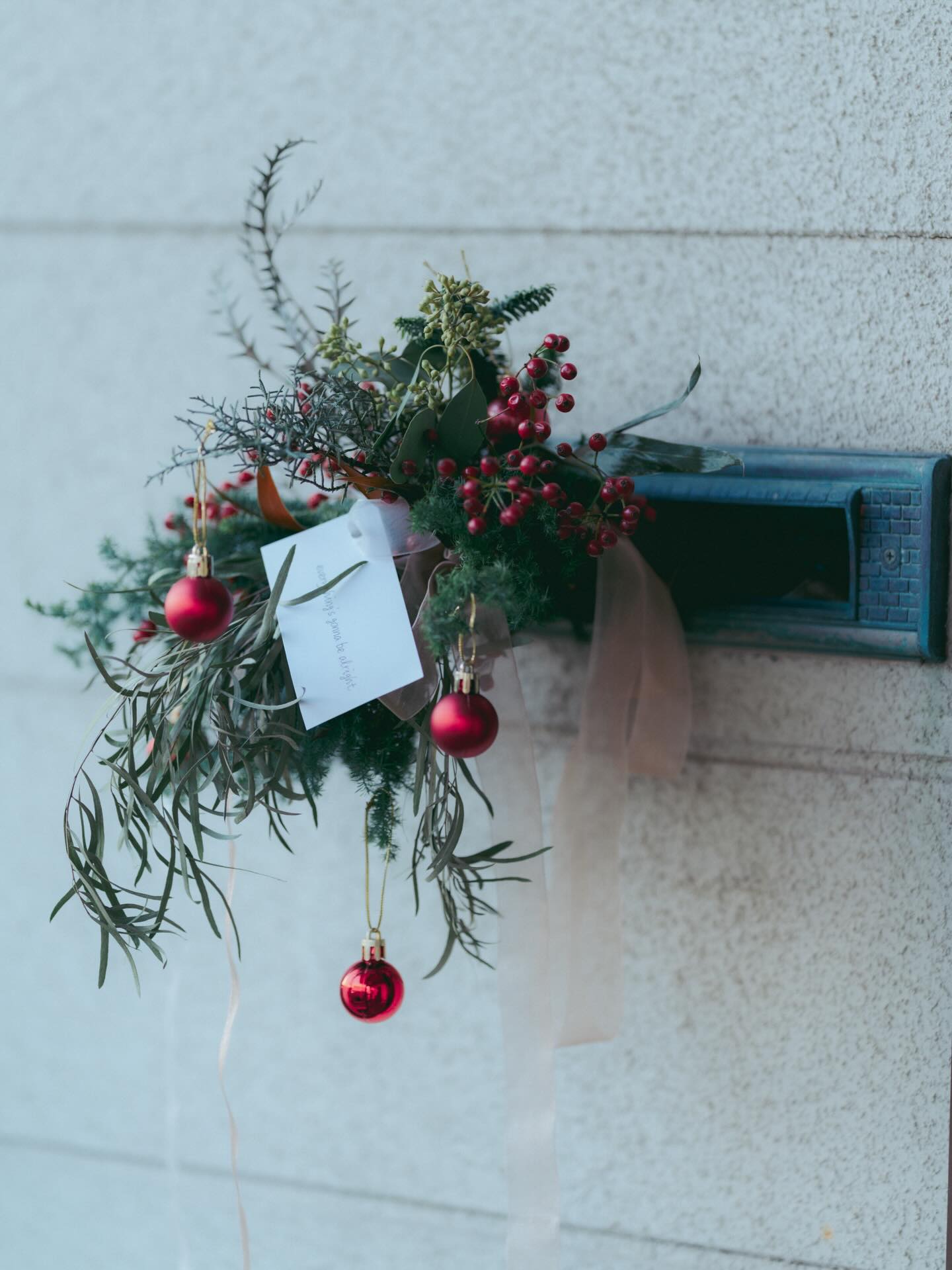 ポストに届く、ちいさなChristmas。
現在募集している
クラフトキット定期便は
不在のときでも
ポストに届いていて
まるでサンタさんからの
贈りもののよう🎁
忙しい毎日の中でも
季節を受け取れるように。
---
【w/Flower お花のクラフト定期便】
募集開始早々
たくさんお申込みいただき
ありがとうございます!!✨
サンタになった気分で
大切に準備をすすめています🎅
11/30までのお申込みで
12月1-5の間に
クリスマススワッグのキットが届きます。
詳細は
@greenpiece_inc
@with_flower_gp の
プロフィールリンクから🌿