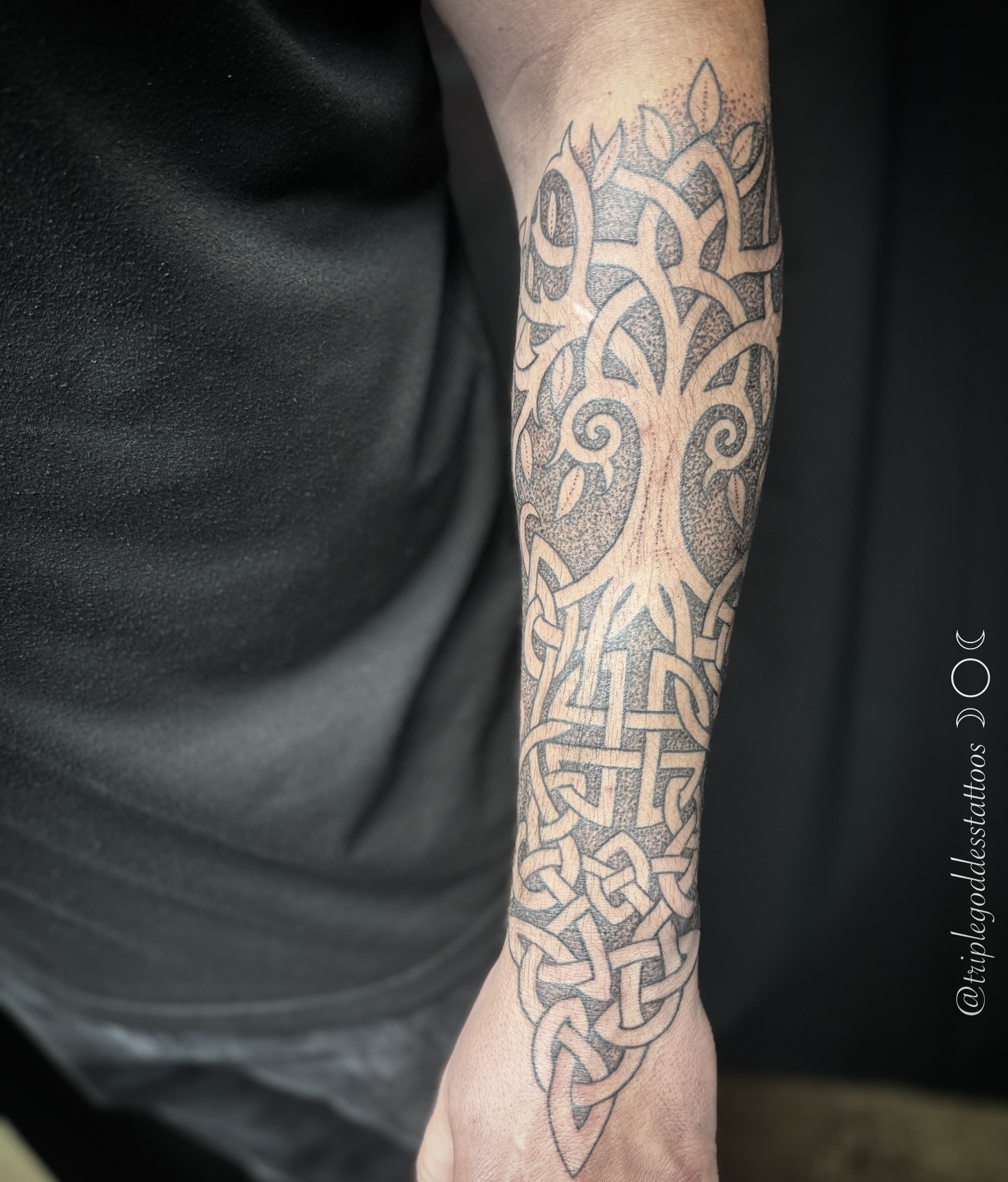 Sharing a work in progress with tree of life imagery and the Celtic shield knot.
-
Thank you to a great client!
-
#triplegoddesstattoos #knotworktattoo #dotworktattoos #celtictattoo