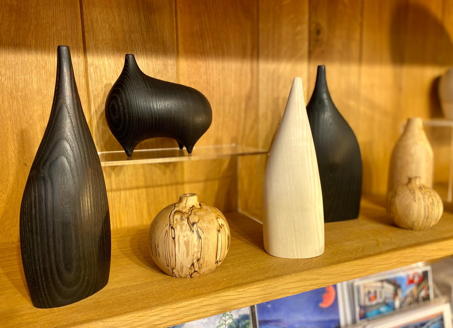 Svelte and sophisticated forms by the lovely Emma of @offmytreeshop
Ash wood, beautifully carved and scorched to achieve the ebony finish, alongside the bestselling spalted beech orbs which perfectly reveal the best of nature’s accidental beauty.
A special gift or the perfect thing for that little niche, shelf or window ledge in need of some culture!
🌲🌔🌲
Swift Art & Design
18 High Street
Winchcombe
GL54 5LJ
O P E N E V E R Y D A Y
We are now open every day up to and including Christmas Eve!
10am-4pm (closing at 3pm on Christmas Eve)
#swiftwinchcombe #swiftcotswolds #shopsmall #shophandmade #shopindependent #supportindependent #swiftartanddesign #offmytree #woodart
#winchcombeshopping #winchcombe #visitwinchcombe #winchcombecotswolds #winchcombechristmas #cotswoldchristmas #cotswoldchristmasshopping #christmasinthecotswolds