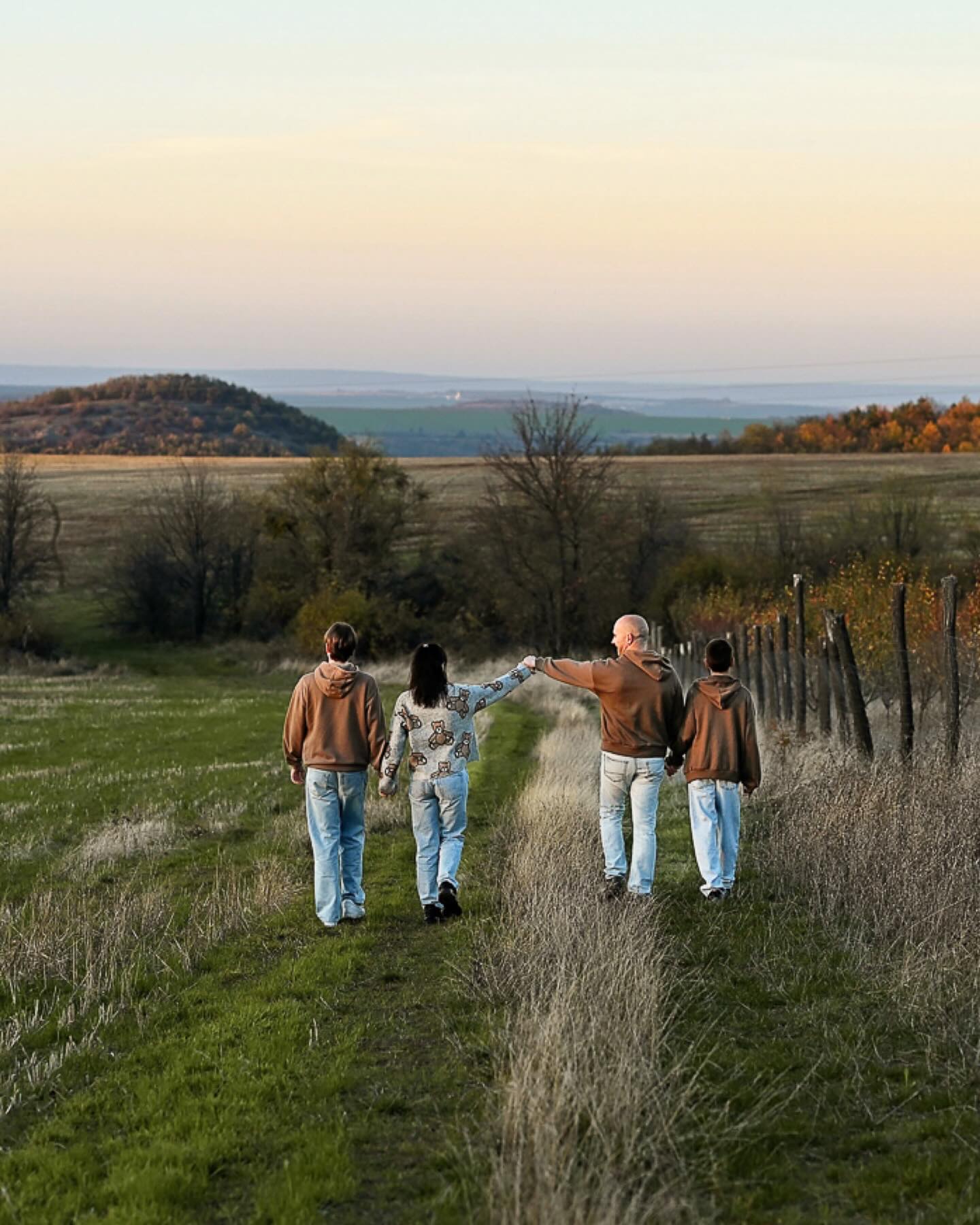 Когато есента облече света в злато, всичко става малко по-нежно. 🍂
С тази прекрасна семейна фотосесия се потопихме в тишината на природата, в смеха между кадрите и в онези миго