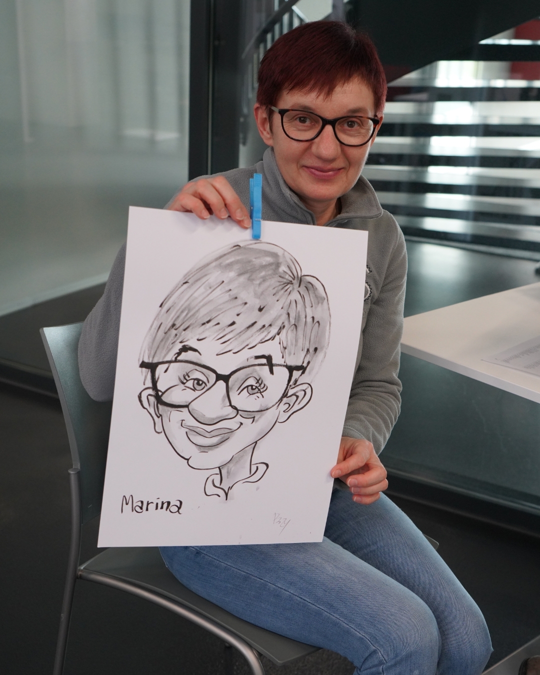 ONE MONTH ONE PORTRAIT 🎨
Entdecken Sie diesen Monat das Porträt von Marina. Seit 3,5 Jahren bereichert sie unser Unternehmen – als echte Allrounderin, die überall dort unterstützt, wo gerade eine helfende Hand oder ein kühler Kopf gefragt sind. Ob im Tagesgeschäft, bei spontanen Herausforderungen oder neuen Projekten – auf Marina ist Verlass.
Discover this month’s portrait of Marina. For the past 3.5 years, she has been enriching our company as a true all-rounder, supporting wherever a helping hand or a calm mind is needed. Whether it’s day-to-day business, spontaneous challenges, or new projects – you can always count on Marina.
#wsiegristag #team #karikatur